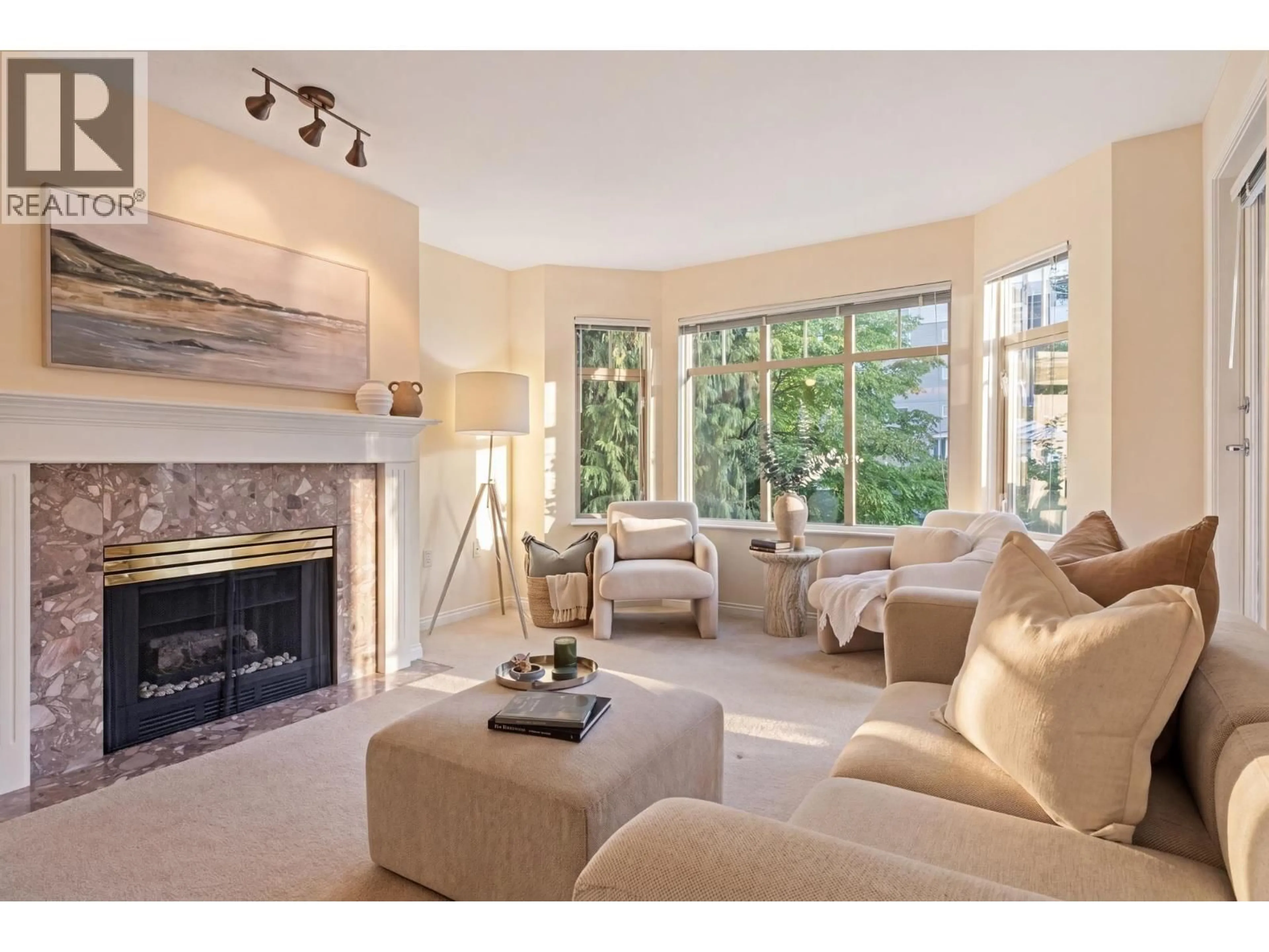 Living room with furniture, unknown for 405 - 2059 CHESTERFIELD AVENUE, North Vancouver British Columbia V7M2P4