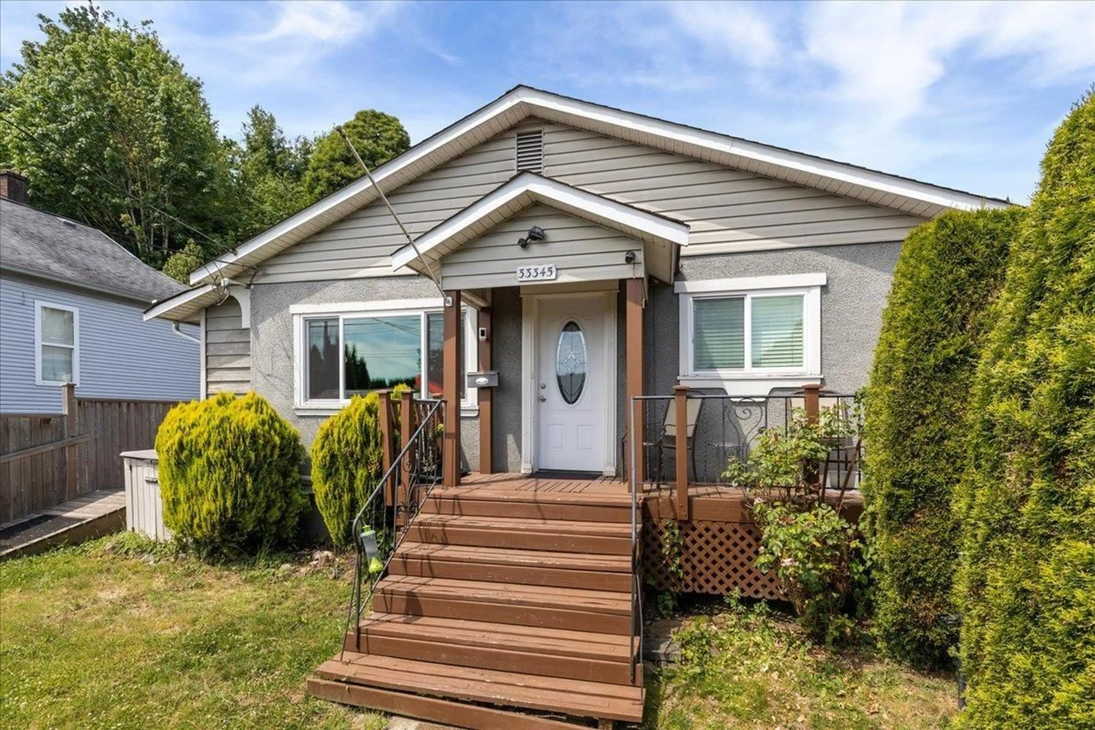 Home with vinyl exterior material, street for 33345 3RD AVENUE, Mission British Columbia V2V1P1