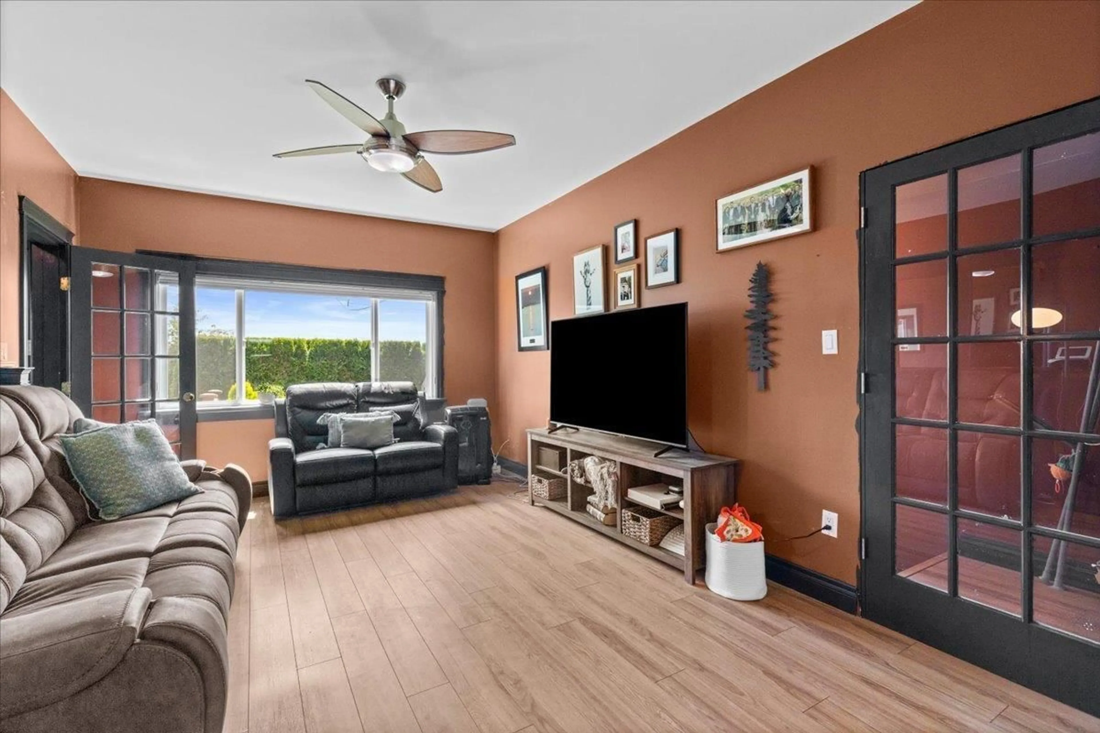 Living room with furniture, unknown for 33345 3RD AVENUE, Mission British Columbia V2V1P1