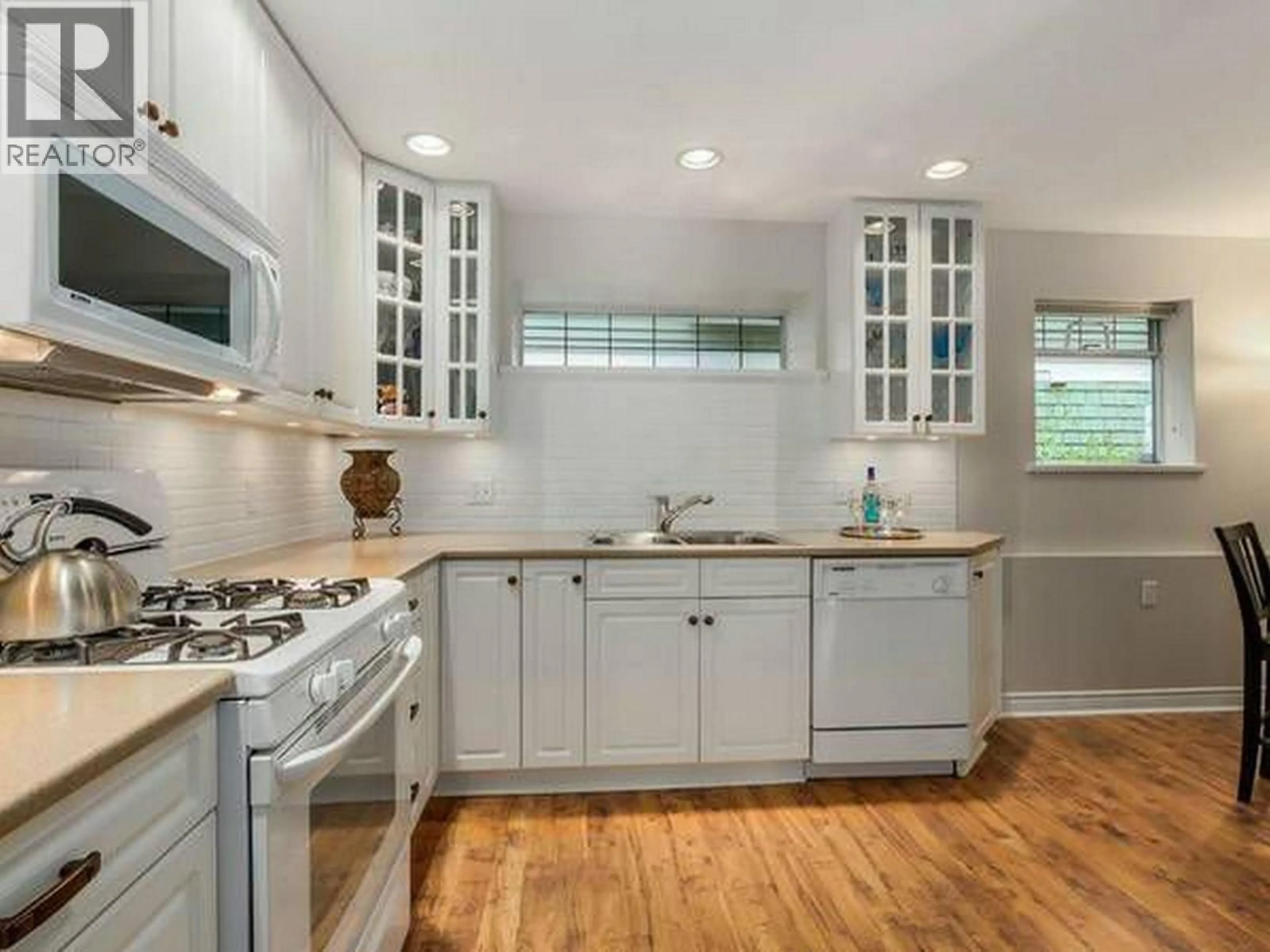 Open concept kitchen, ceramic/tile floor for 3088 COLUMBIA STREET, Vancouver British Columbia V5Y3G6