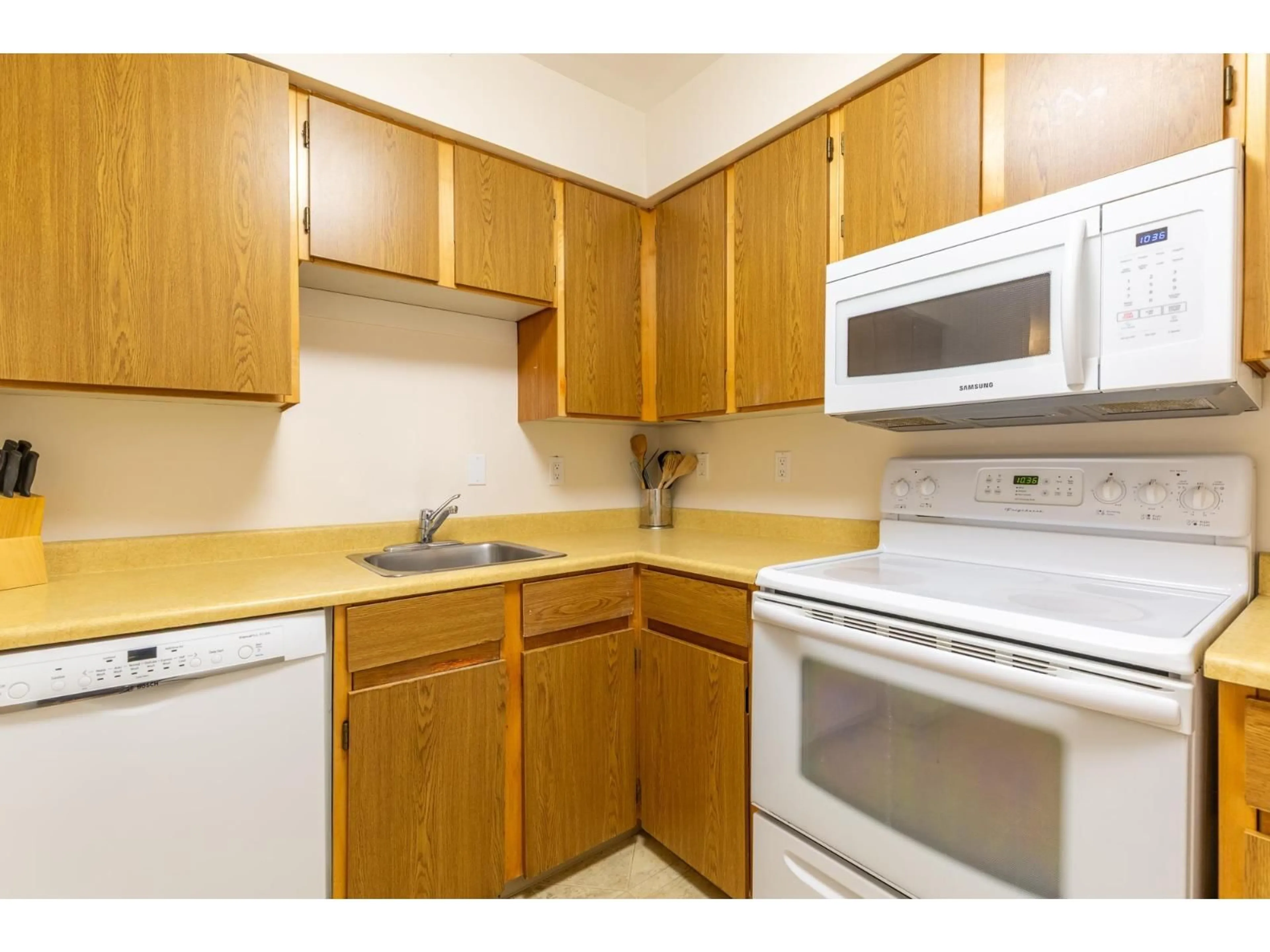 Standard kitchen, unknown for 309 - 5906 176A STREET, Surrey British Columbia V3S4H7