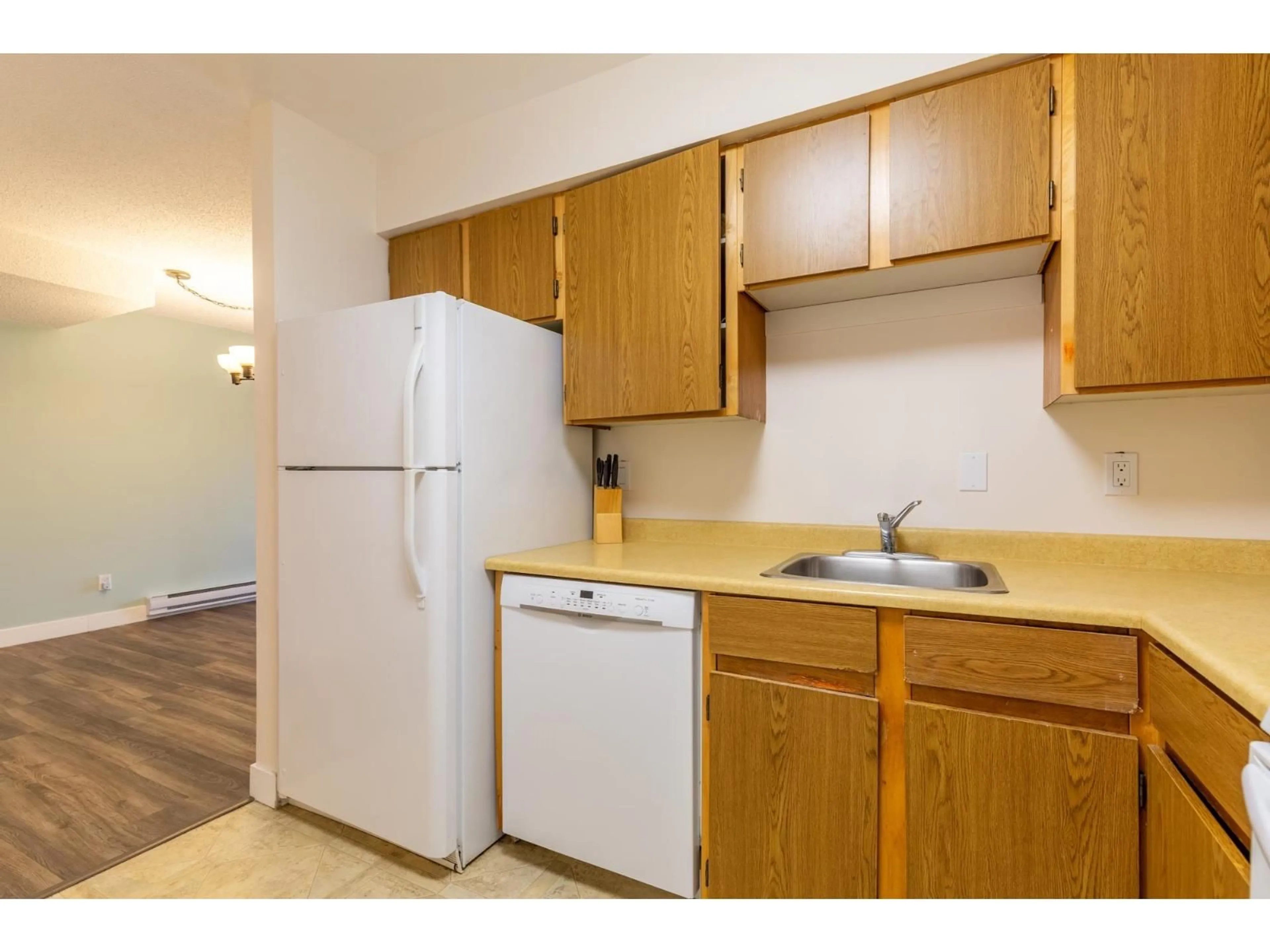 Standard kitchen, unknown for 309 - 5906 176A STREET, Surrey British Columbia V3S4H7