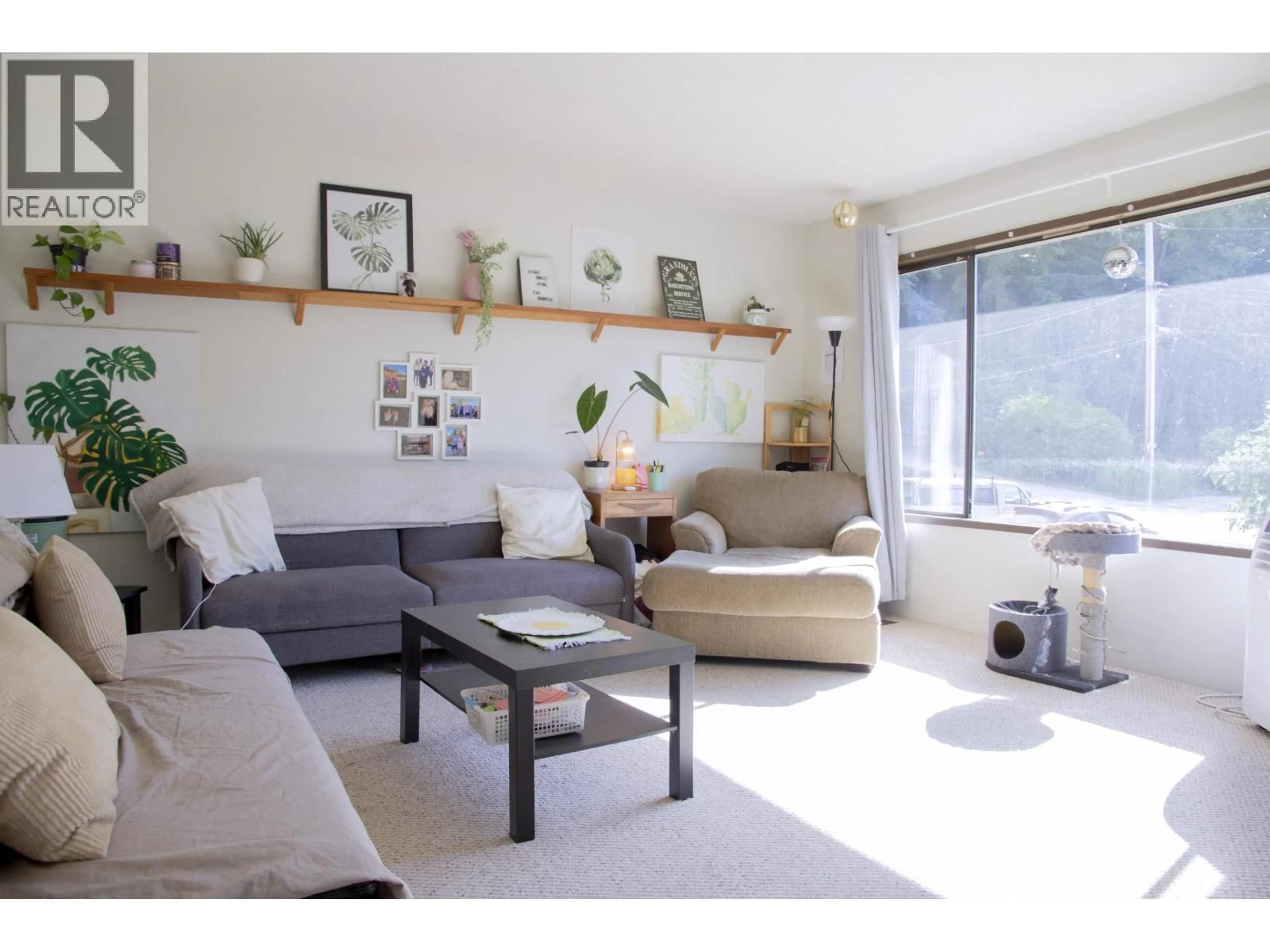 Living room with furniture, wood/laminate floor for 5754 BINNACLE AVENUE, Sechelt British Columbia V7Z0R4