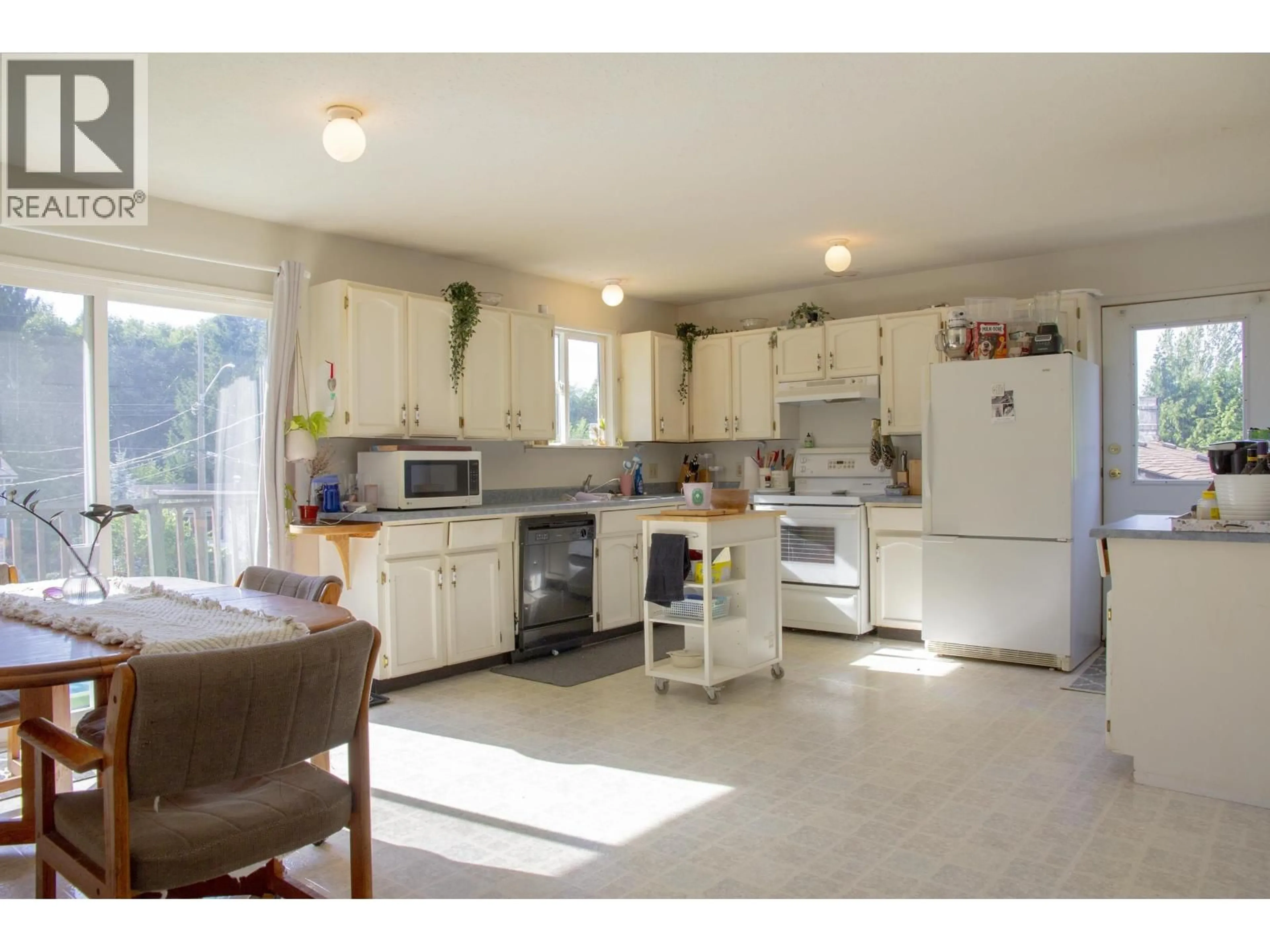 Open concept kitchen, unknown for 5754 BINNACLE AVENUE, Sechelt British Columbia V7Z0R4