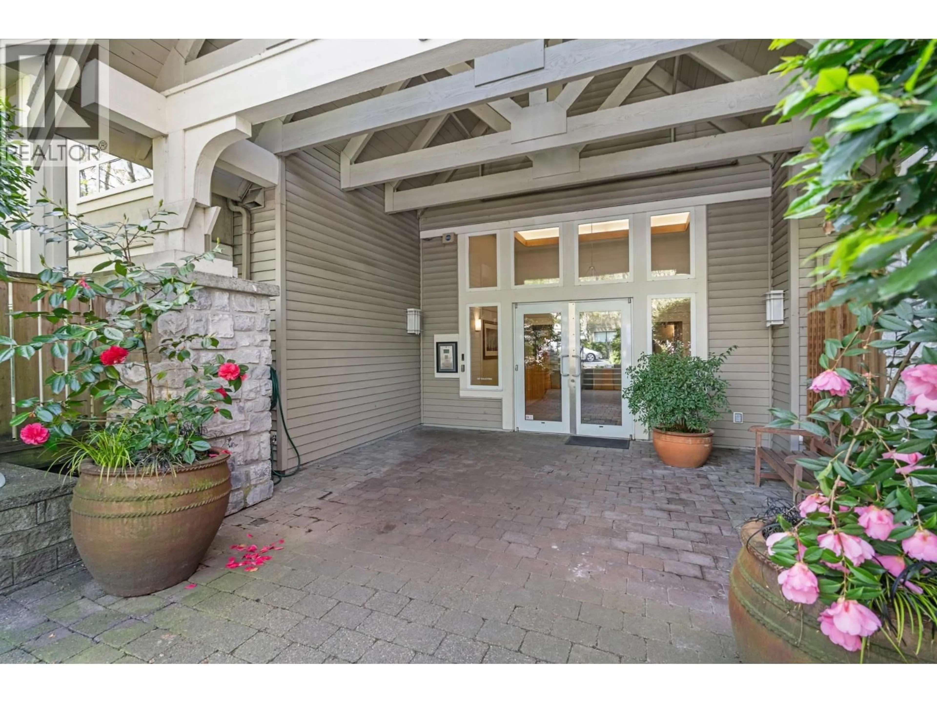 Indoor entryway for 105 - 365 1ST STREET, North Vancouver British Columbia V7L4W5