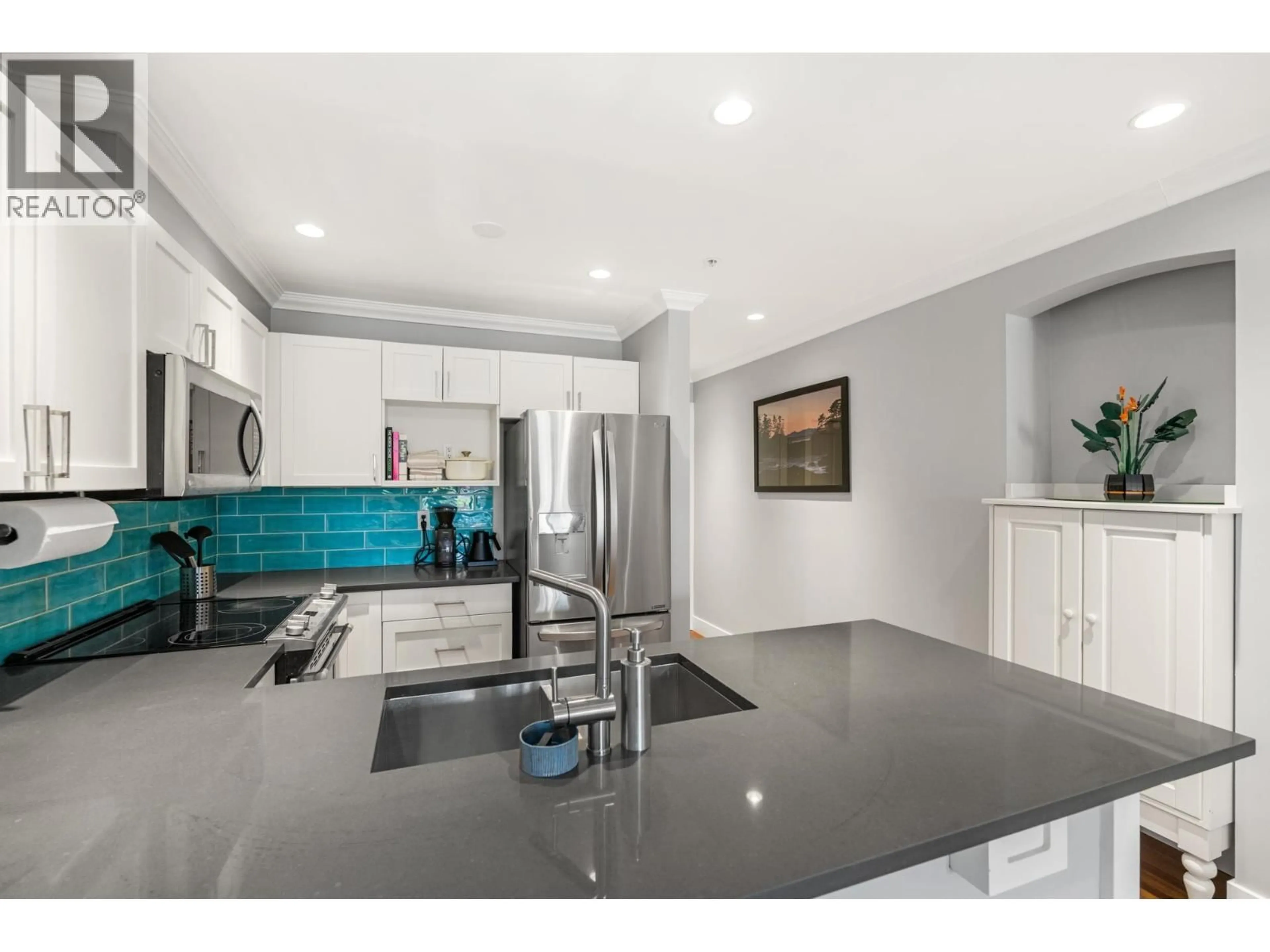 Open concept kitchen, ceramic/tile floor for 105 - 365 1ST STREET, North Vancouver British Columbia V7L4W5