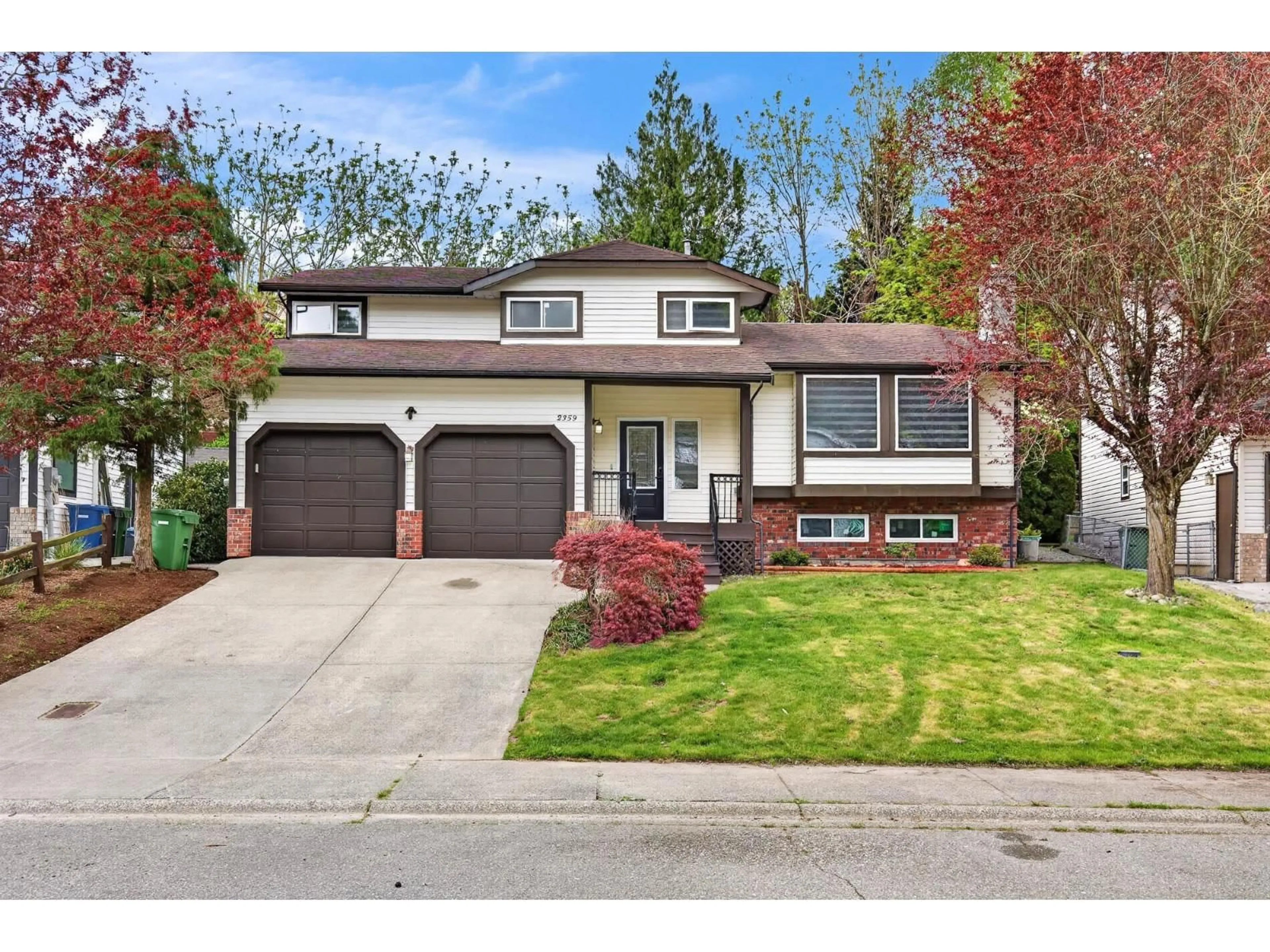 Home with vinyl exterior material, street for 2359 HARPER DRIVE, Abbotsford British Columbia V3G2B2