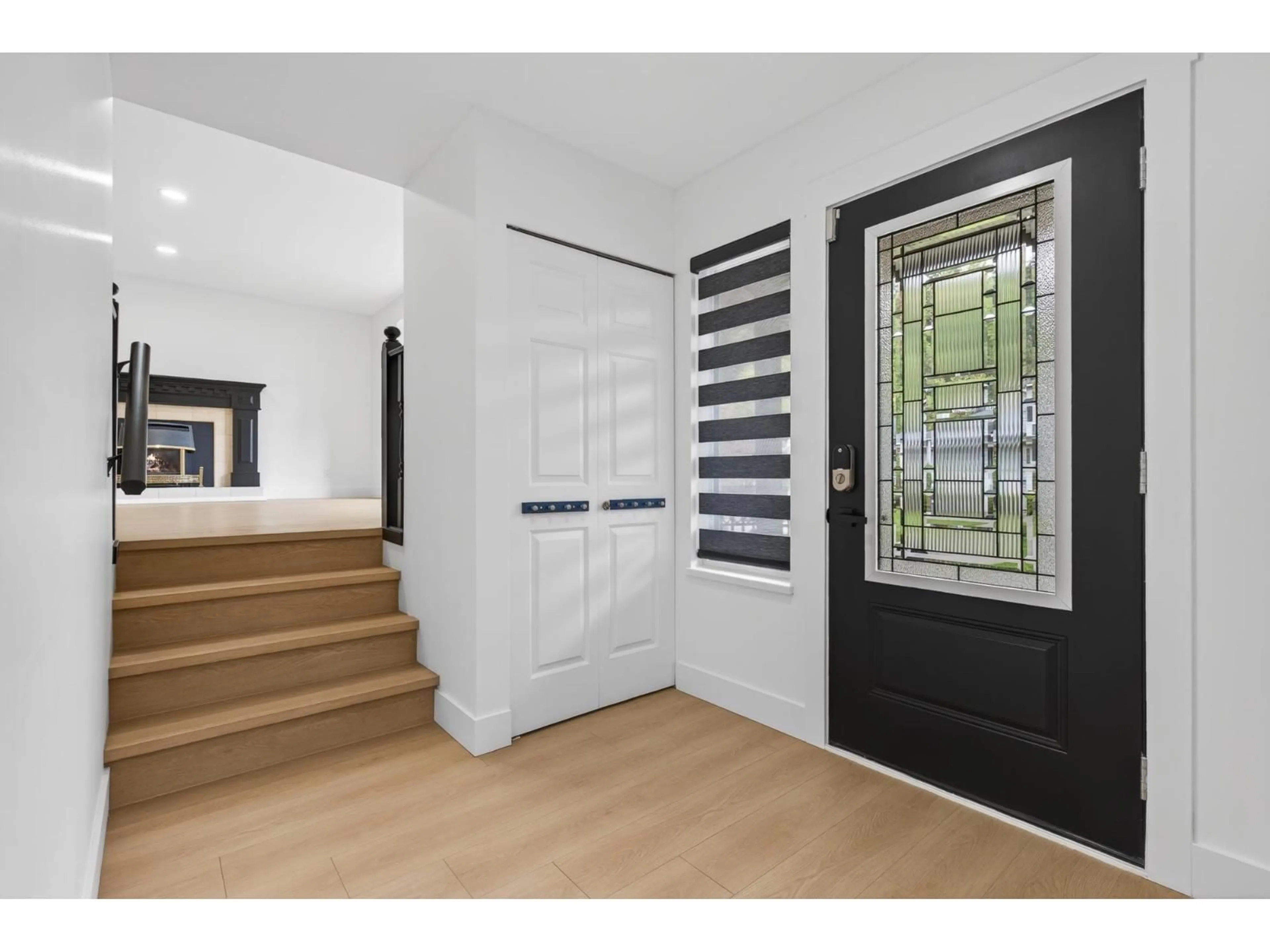 Indoor entryway for 2359 HARPER DRIVE, Abbotsford British Columbia V3G2B2