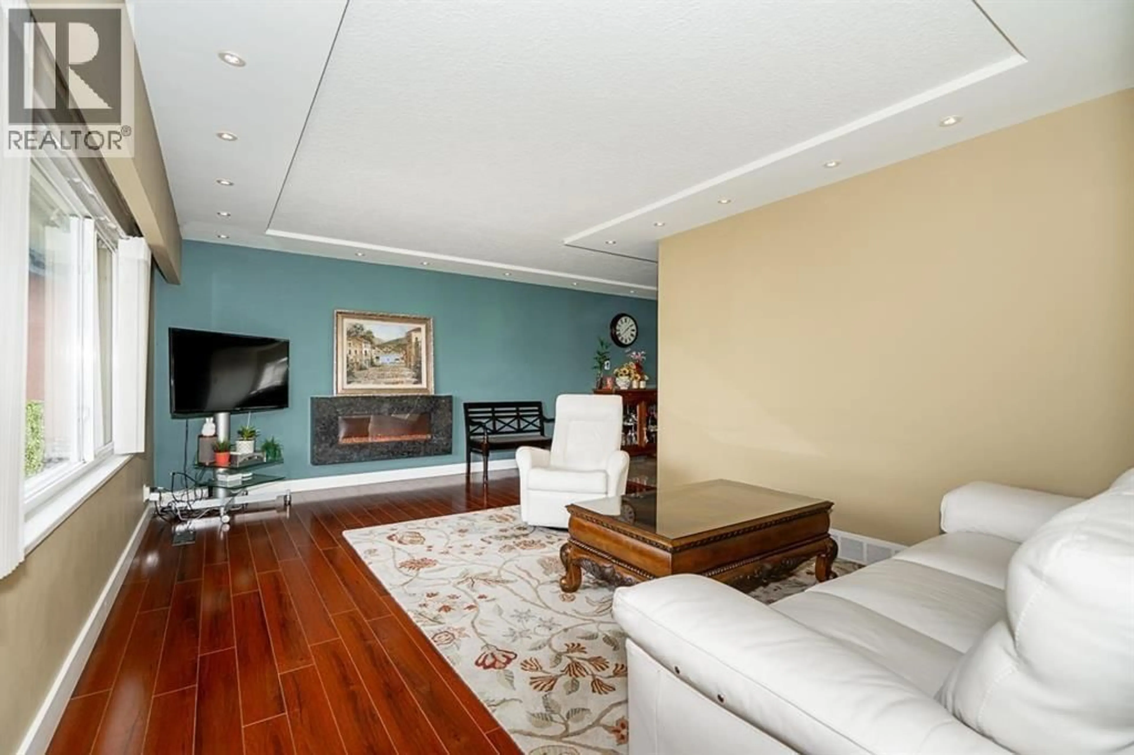 Living room with furniture, wood/laminate floor for 6830 CURTIS STREET, Burnaby British Columbia V5B2B1