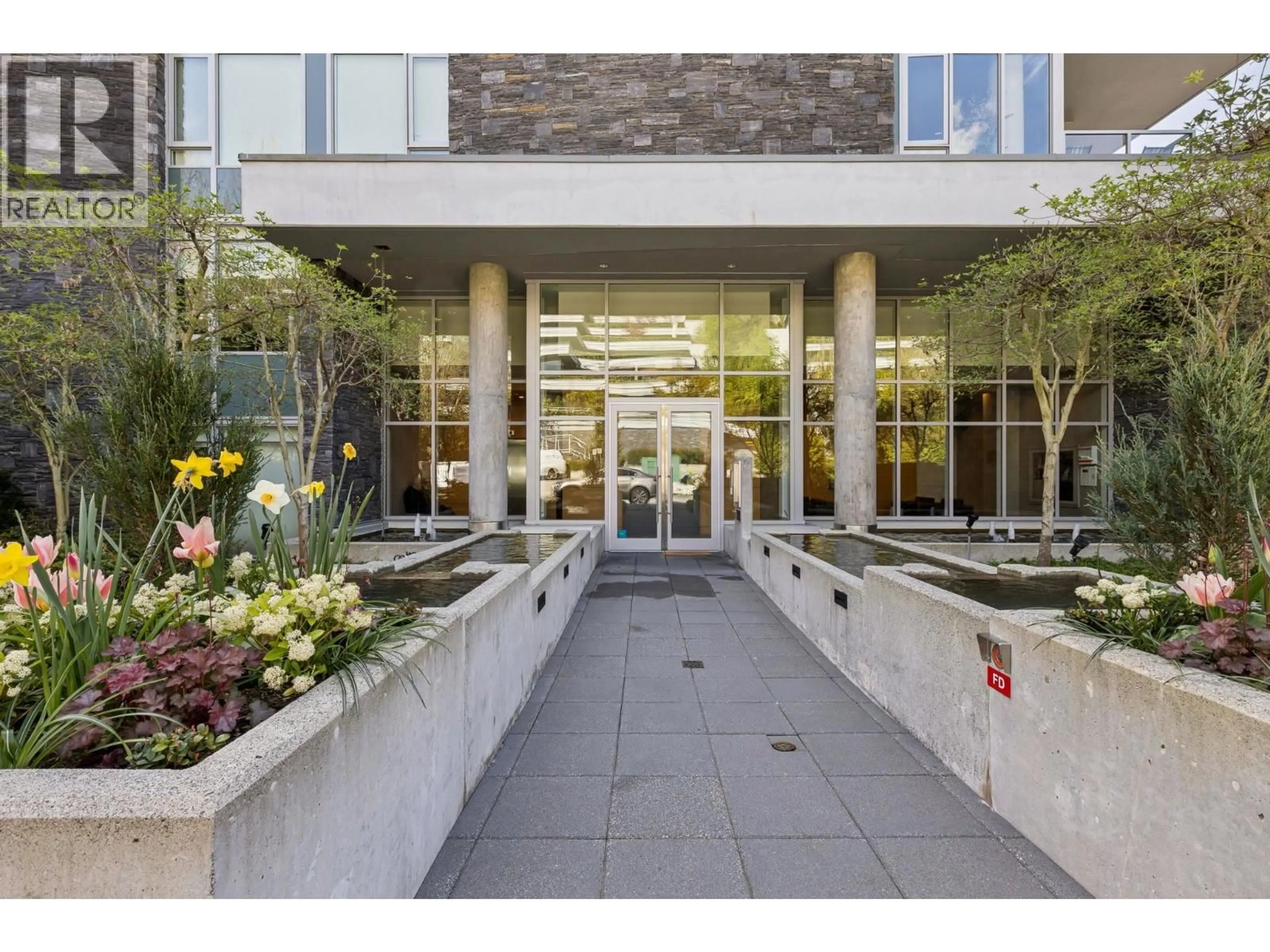 Indoor foyer for 204 - 866 ARTHUR ERICKSON PLACE, West Vancouver British Columbia V7T0B2