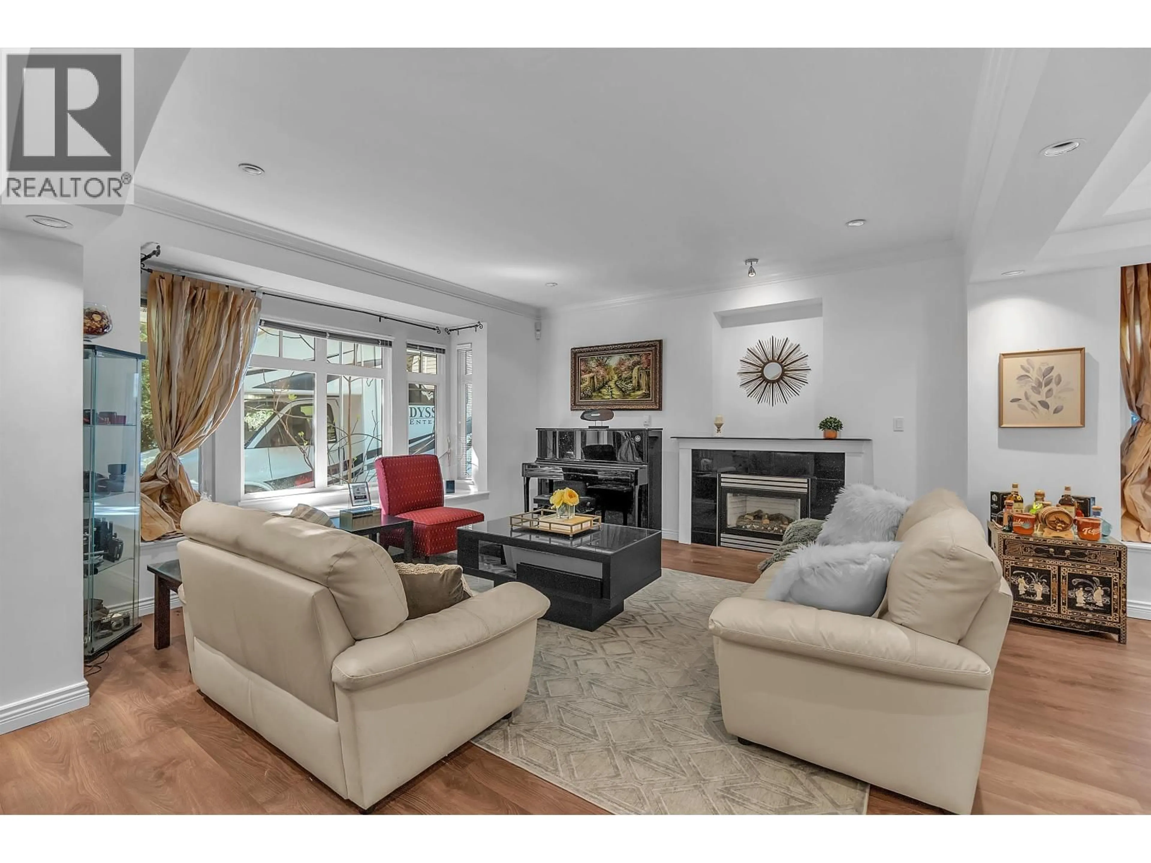 Living room with furniture, unknown for 786 17TH STREET, North Vancouver British Columbia V7P3S9