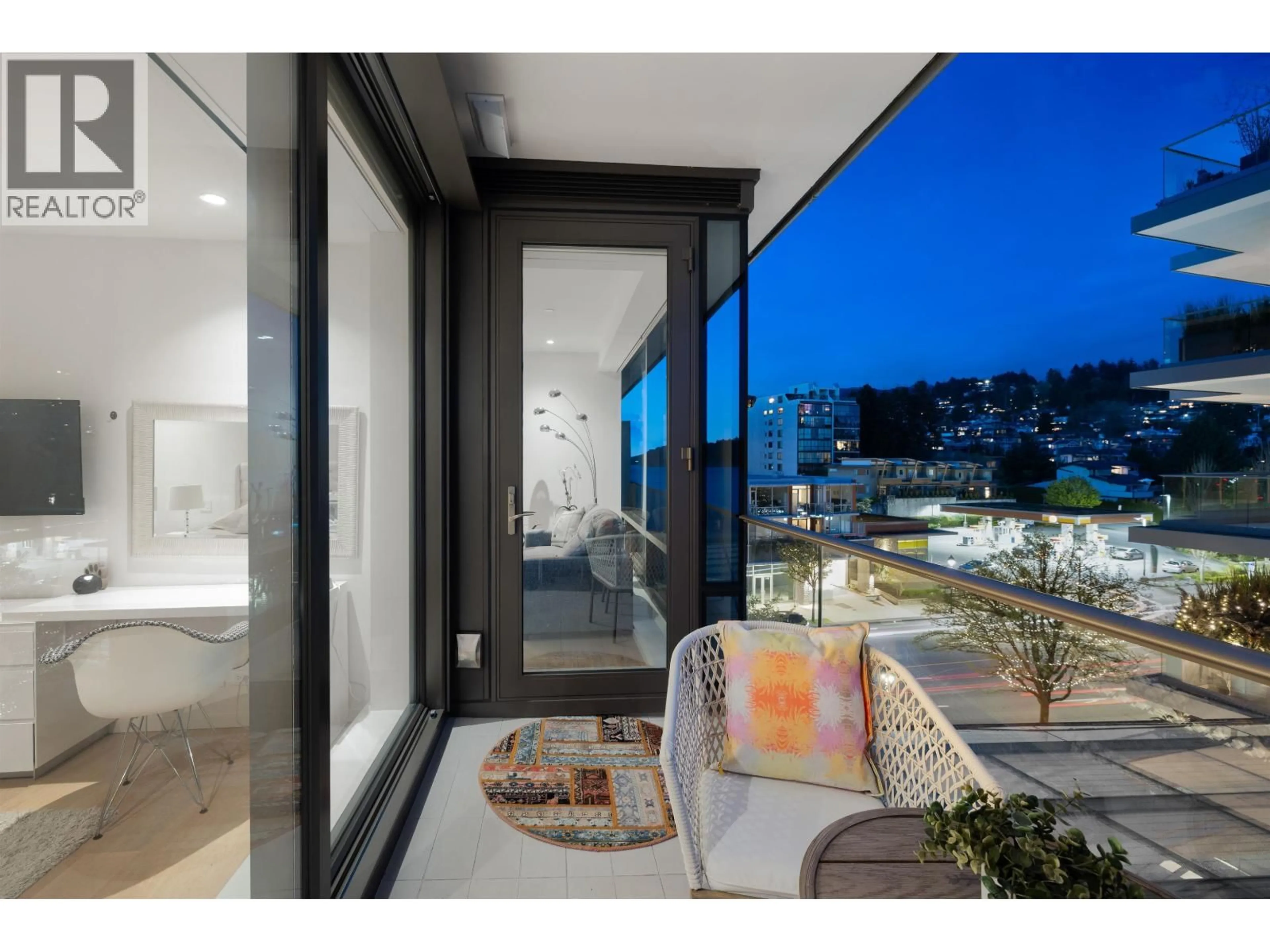 Contemporary bathroom, ceramic/tile floor for 402 - 1355 BELLEVUE AVENUE, West Vancouver British Columbia V7T0B4