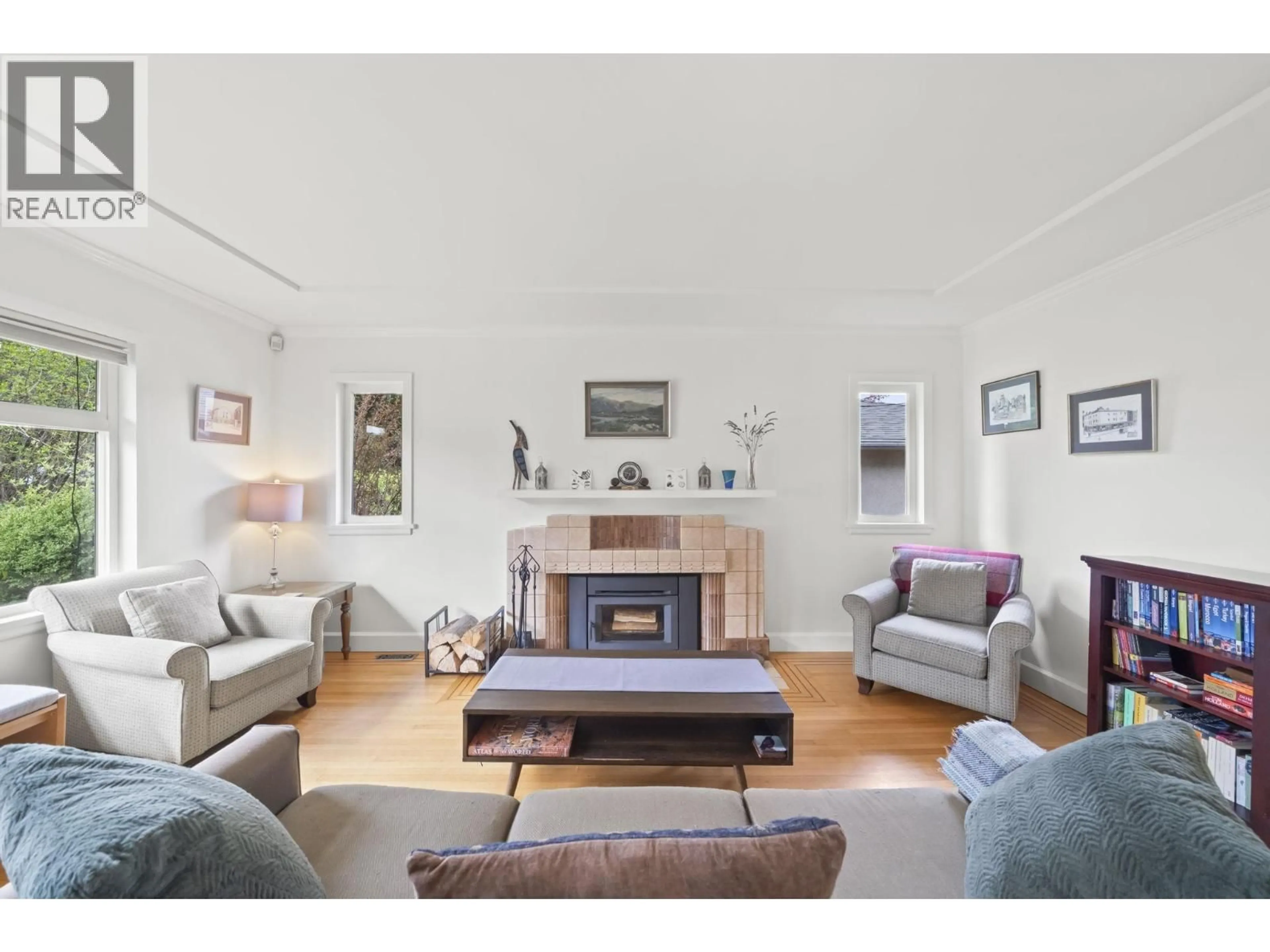 Living room with furniture, wood/laminate floor for 3765 EDINBURGH STREET, Burnaby British Columbia V5C1R4