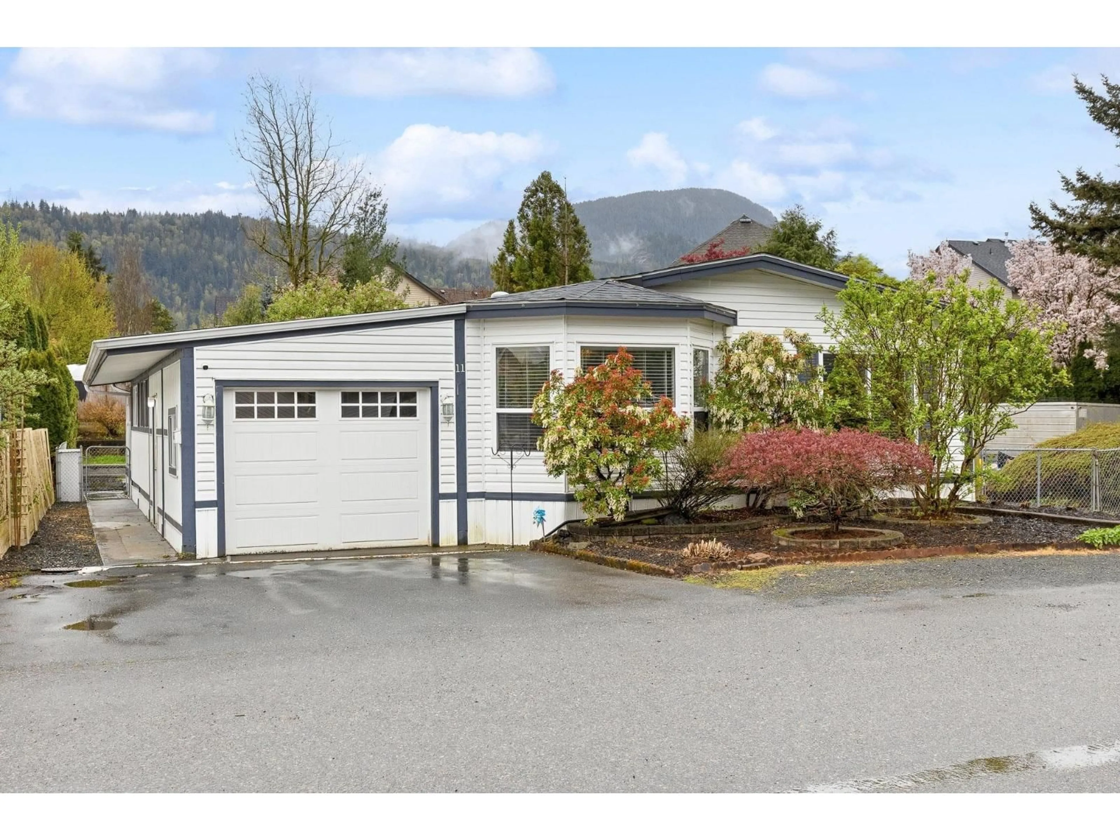 Home with vinyl exterior material, mountain view for 11 - 44565 MONTE VISTA DRIVE, Chilliwack British Columbia V2R5Y4