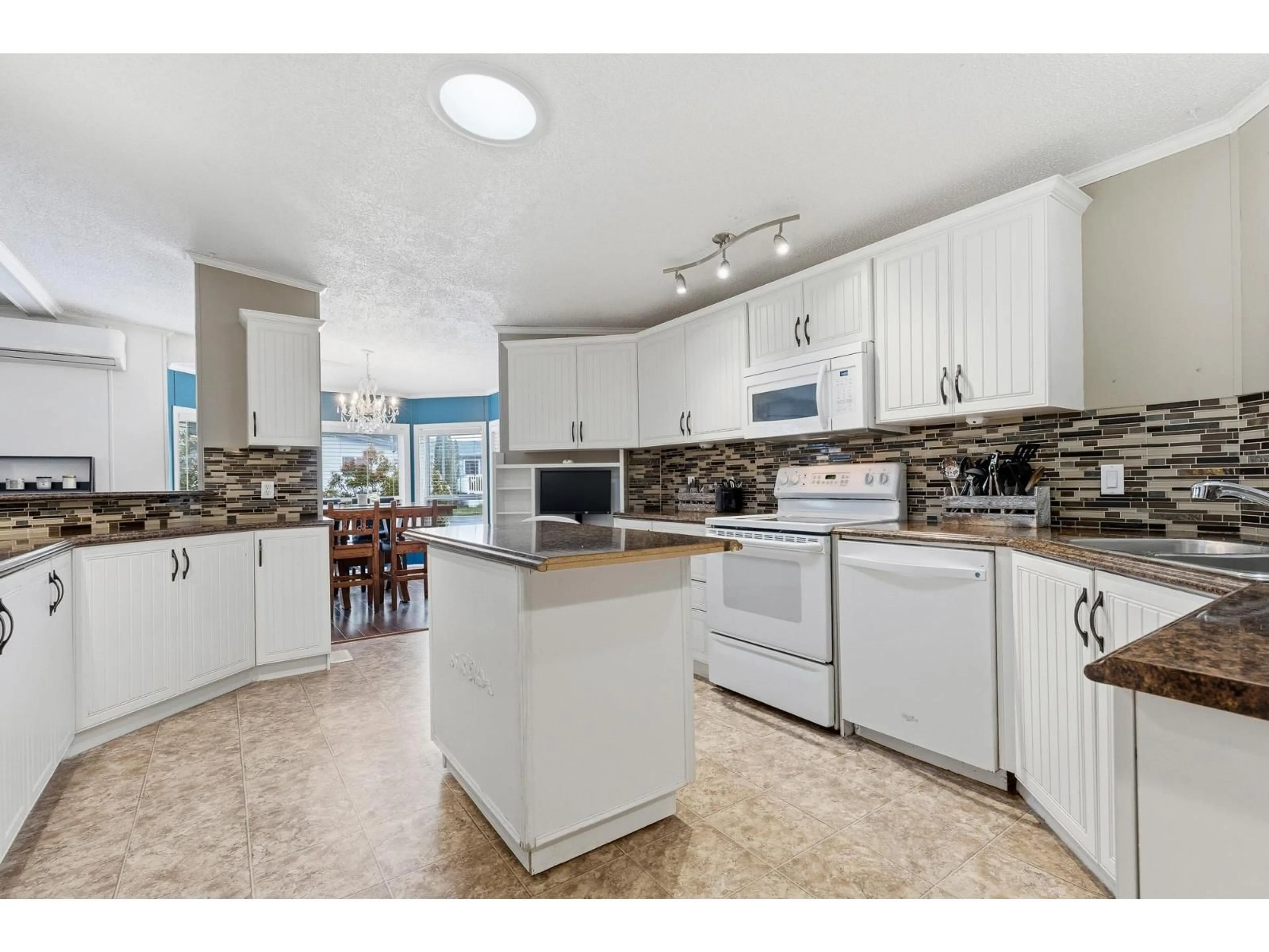 Open concept kitchen, ceramic/tile floor for 11 - 44565 MONTE VISTA DRIVE, Chilliwack British Columbia V2R5Y4