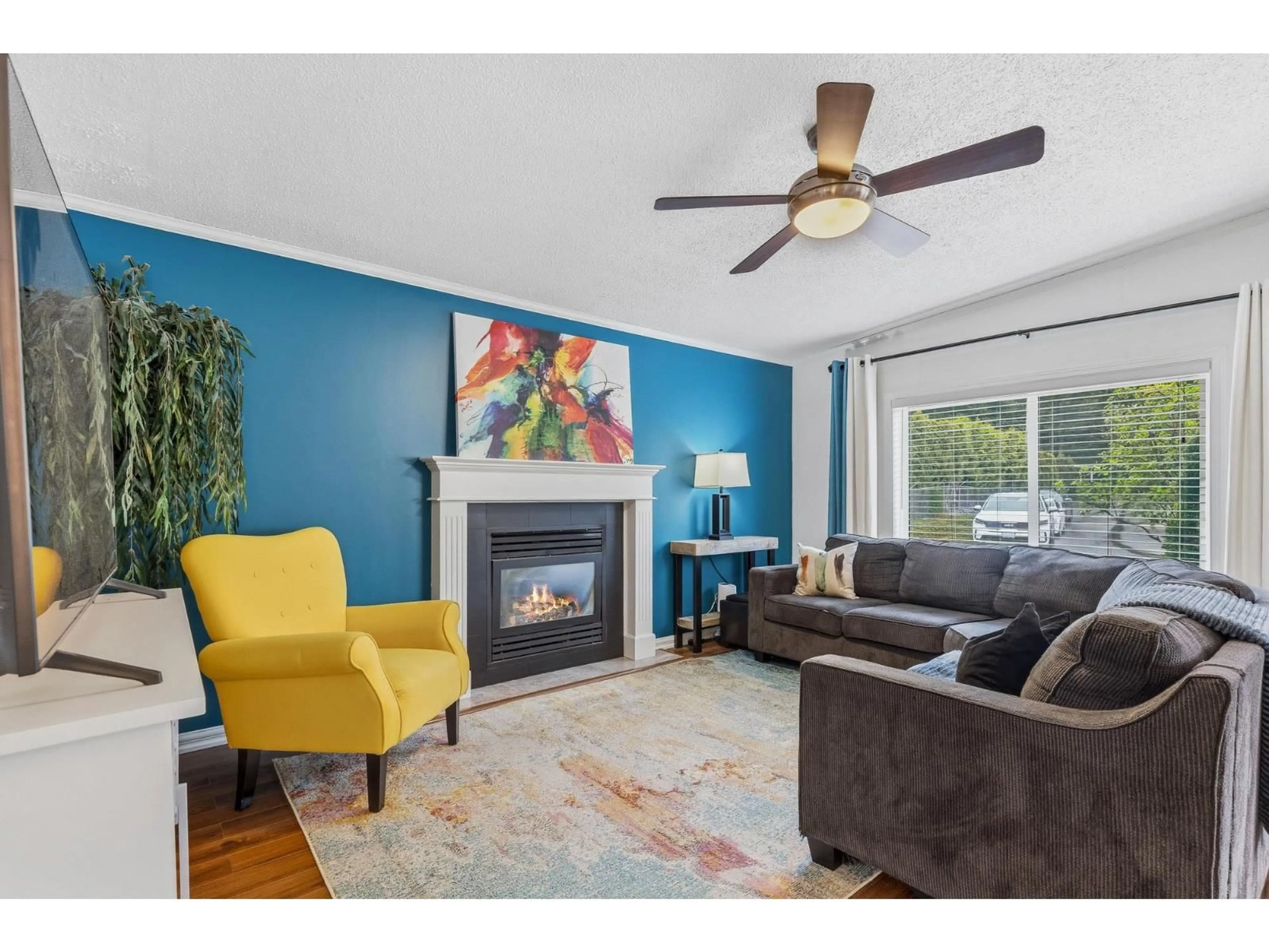 Living room with furniture, wood/laminate floor for 11 - 44565 MONTE VISTA DRIVE, Chilliwack British Columbia V2R5Y4