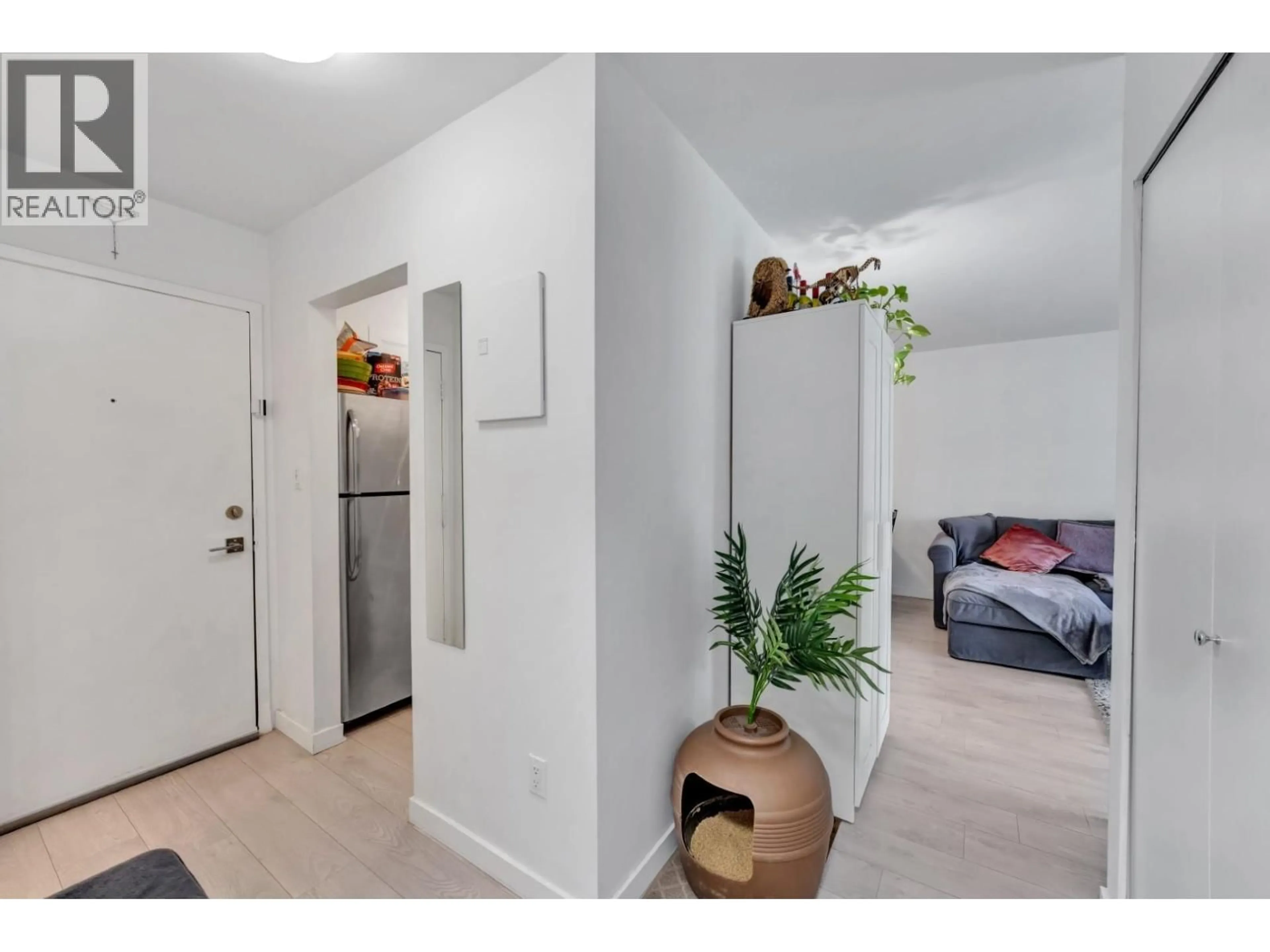 Indoor entryway for 304 - 9847 MANCHESTER DRIVE, Burnaby British Columbia V3N4P4