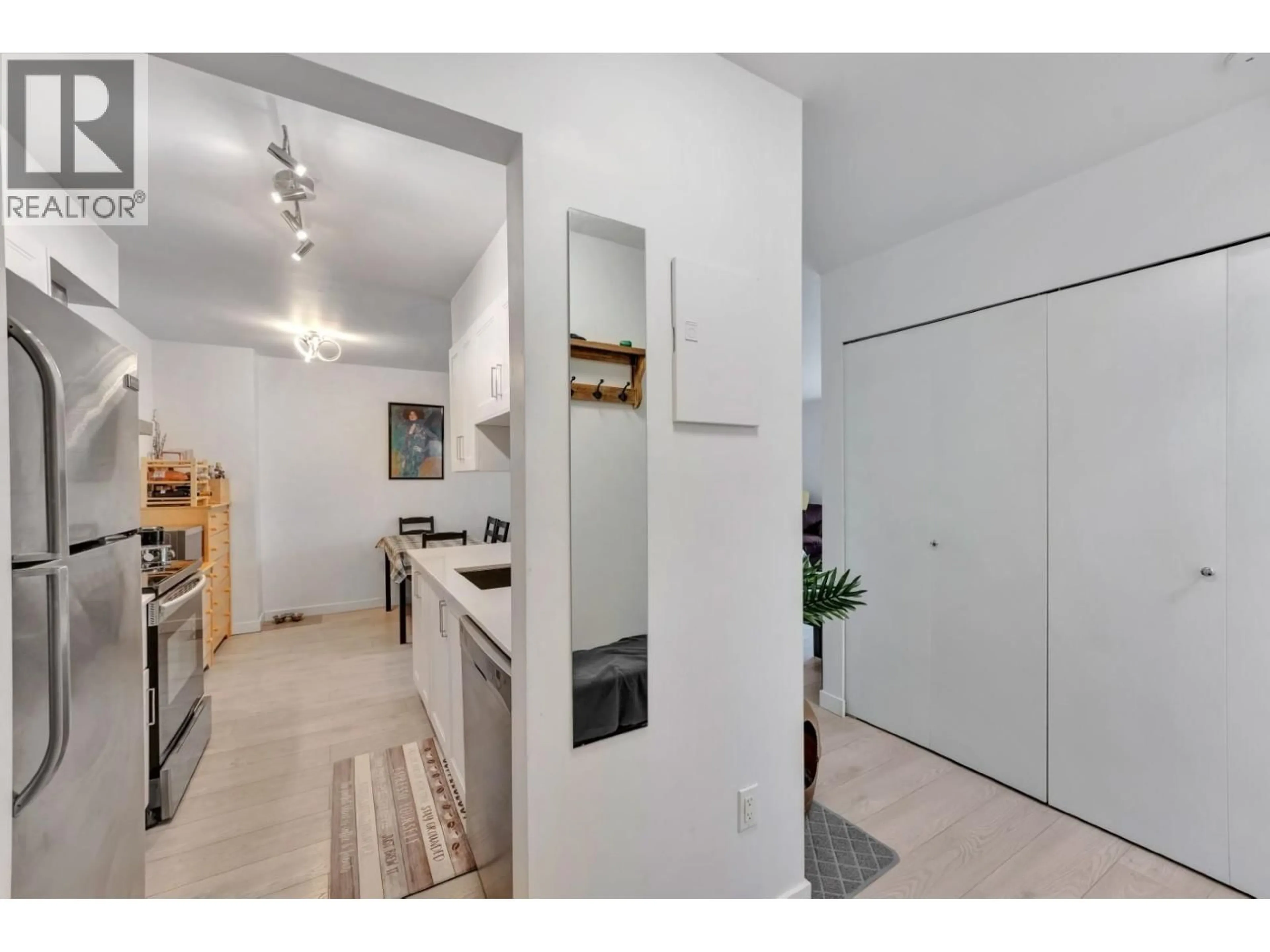 Indoor entryway for 304 - 9847 MANCHESTER DRIVE, Burnaby British Columbia V3N4P4