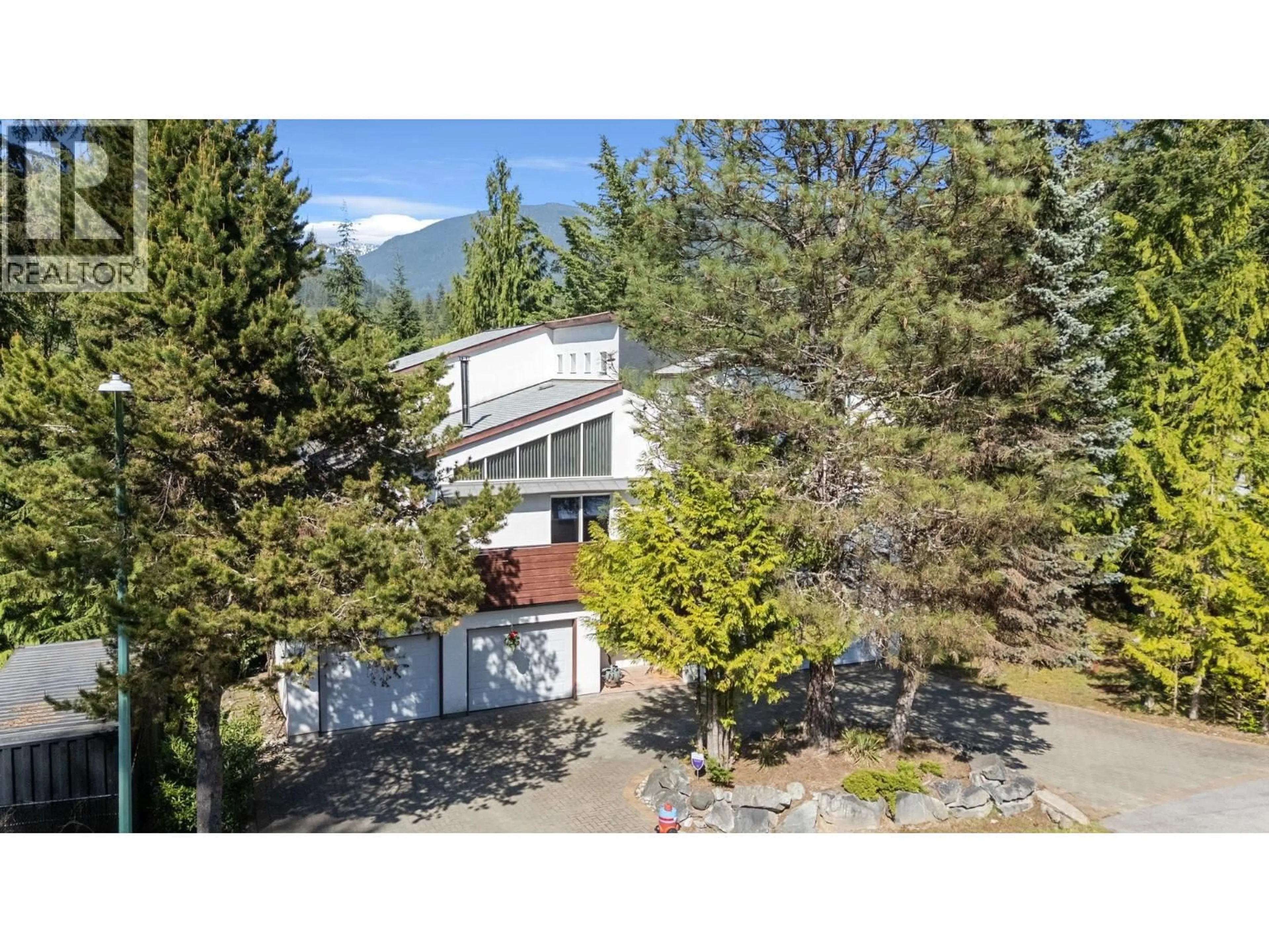 A pic from outside/outdoor area/front of a property/back of a property/a pic from drone, unknown for 2301 GREENWOOD WAY, Squamish British Columbia V0N1T0