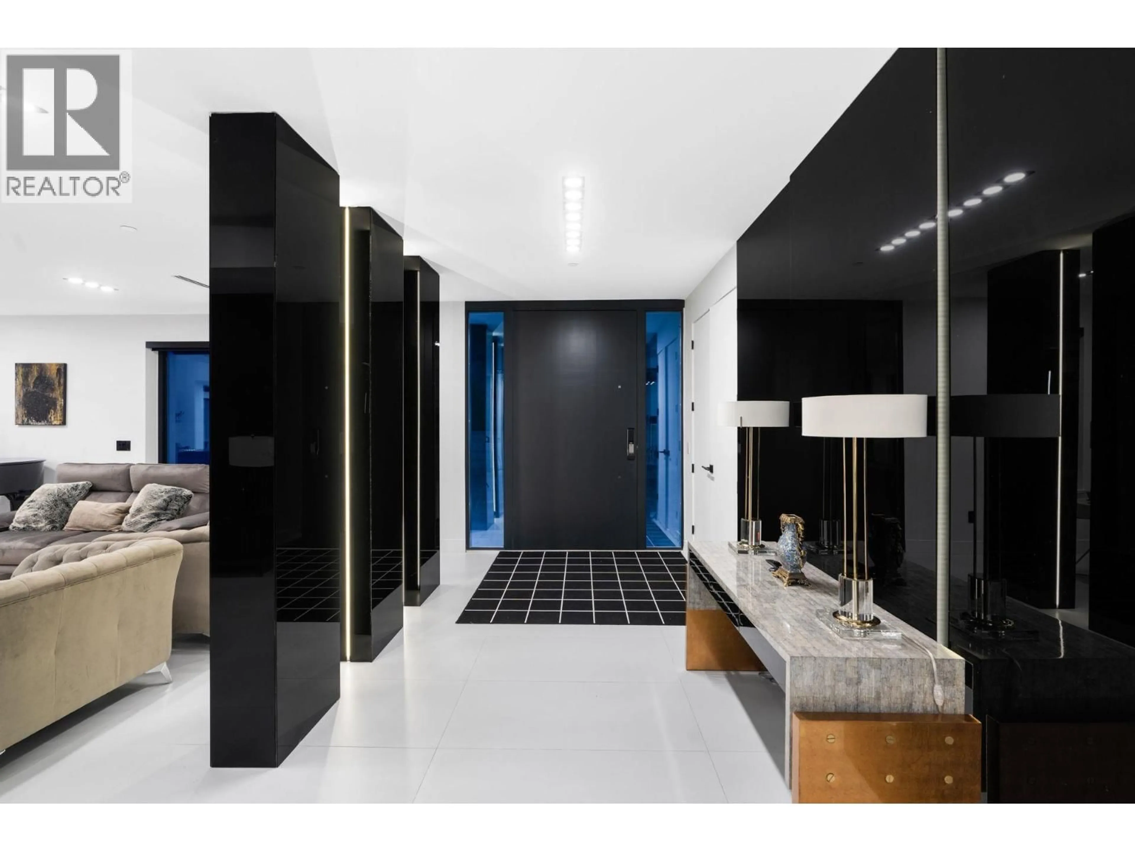 Indoor entryway for 1110 HILLSIDE ROAD, West Vancouver British Columbia V7S2G2