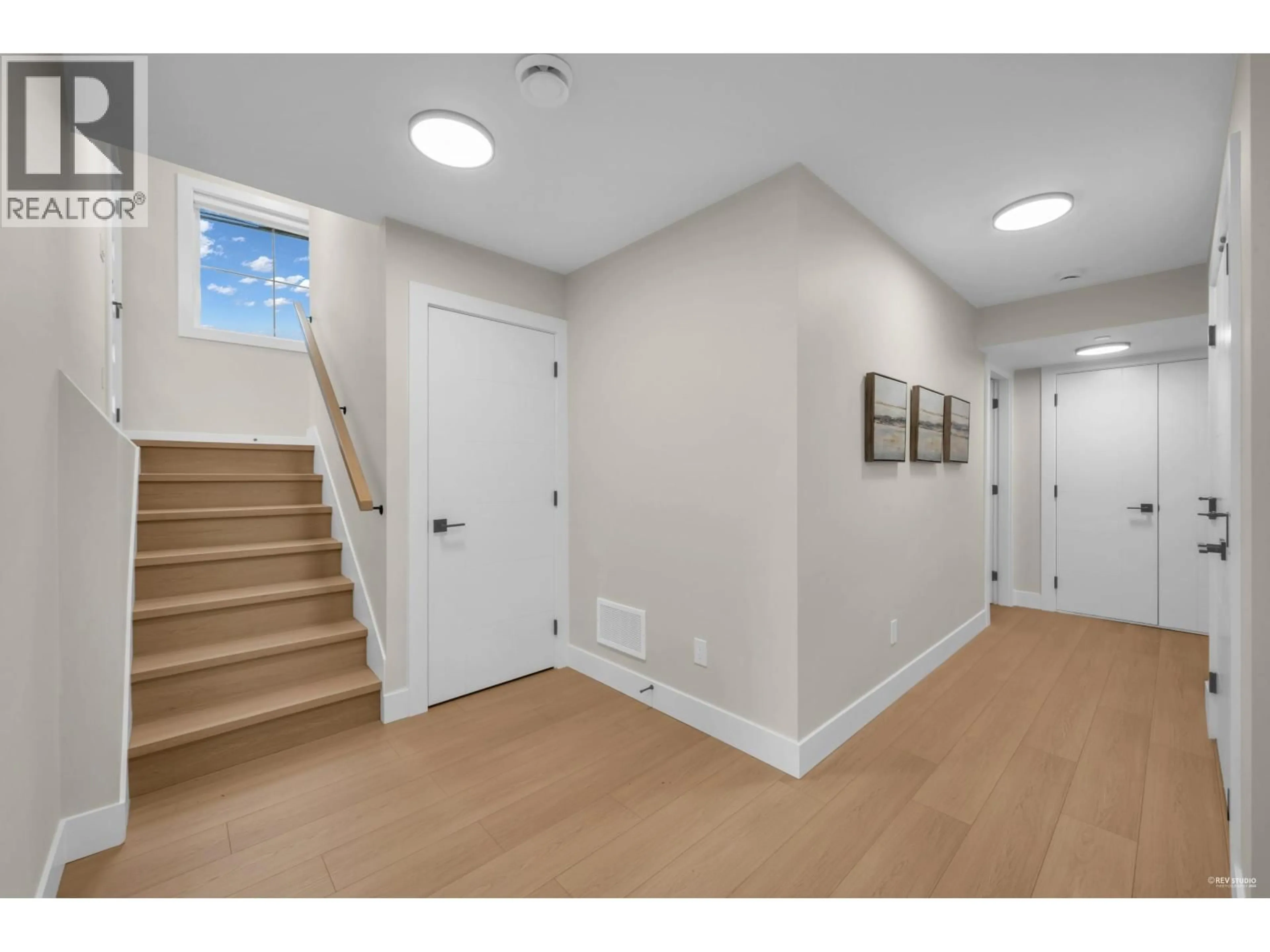 Indoor entryway for 4 - 11384 207 STREET, Maple Ridge British Columbia V2X1W6