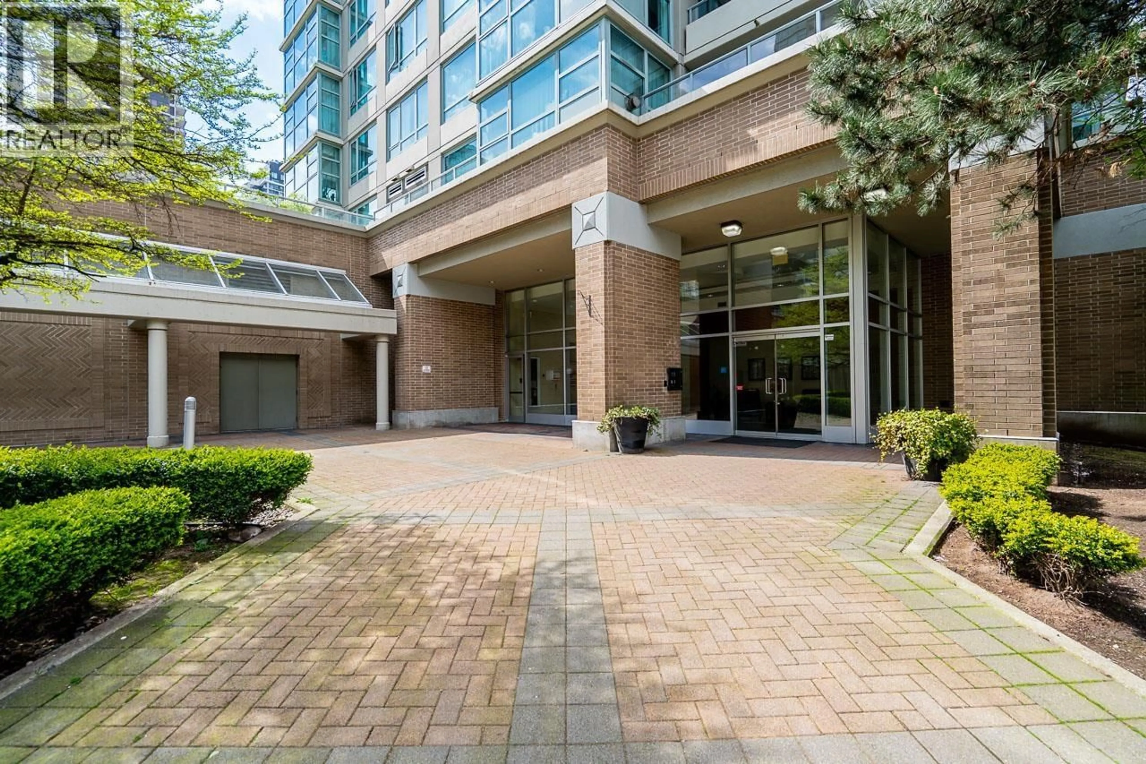Indoor foyer for 1505 - 4388 BUCHANAN STREET, Burnaby British Columbia V5C6R8