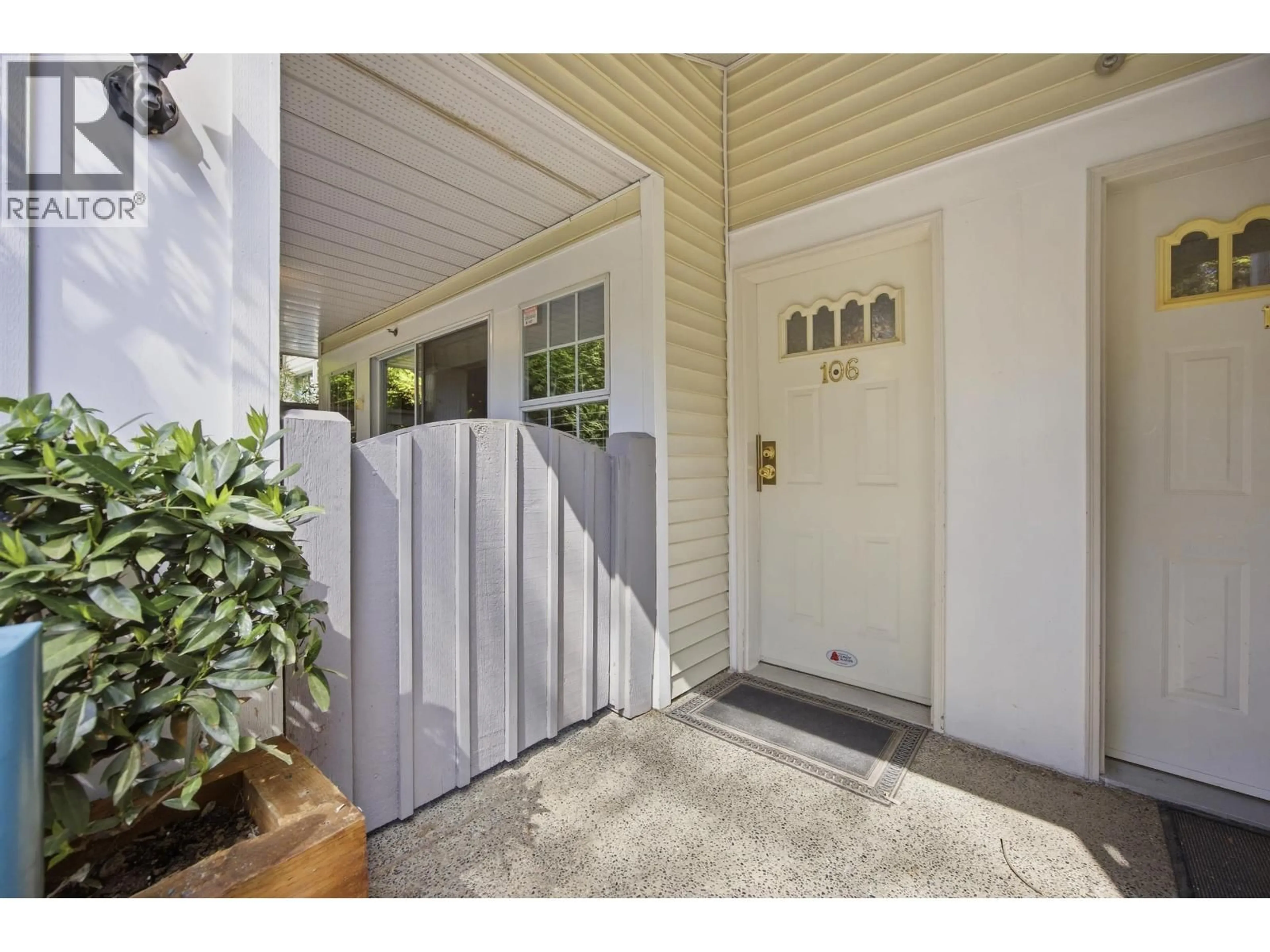 Indoor entryway for 106 - 735 15TH AVENUE, Vancouver British Columbia V5Z1R6