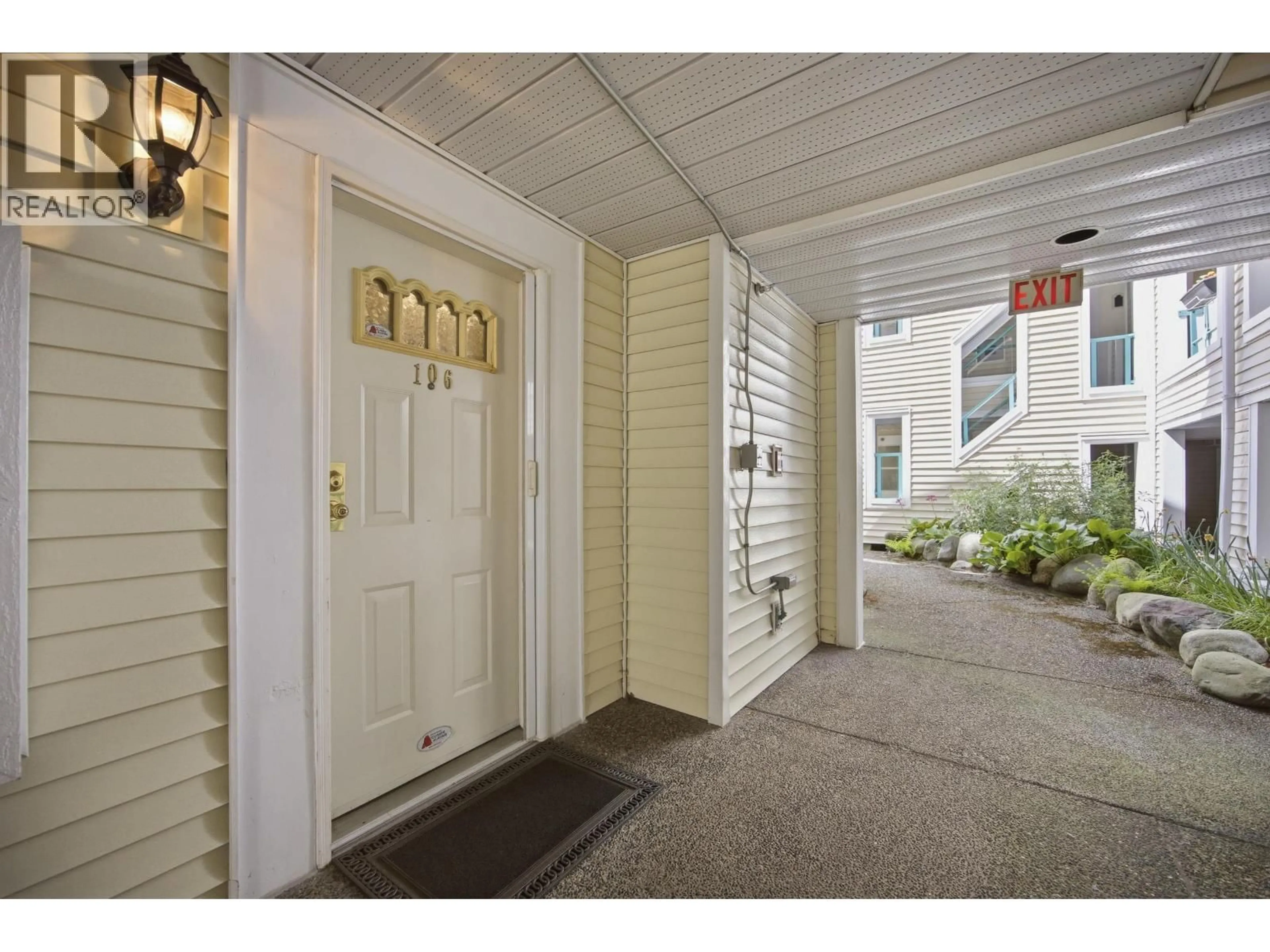 Indoor entryway for 106 - 735 15TH AVENUE, Vancouver British Columbia V5Z1R6