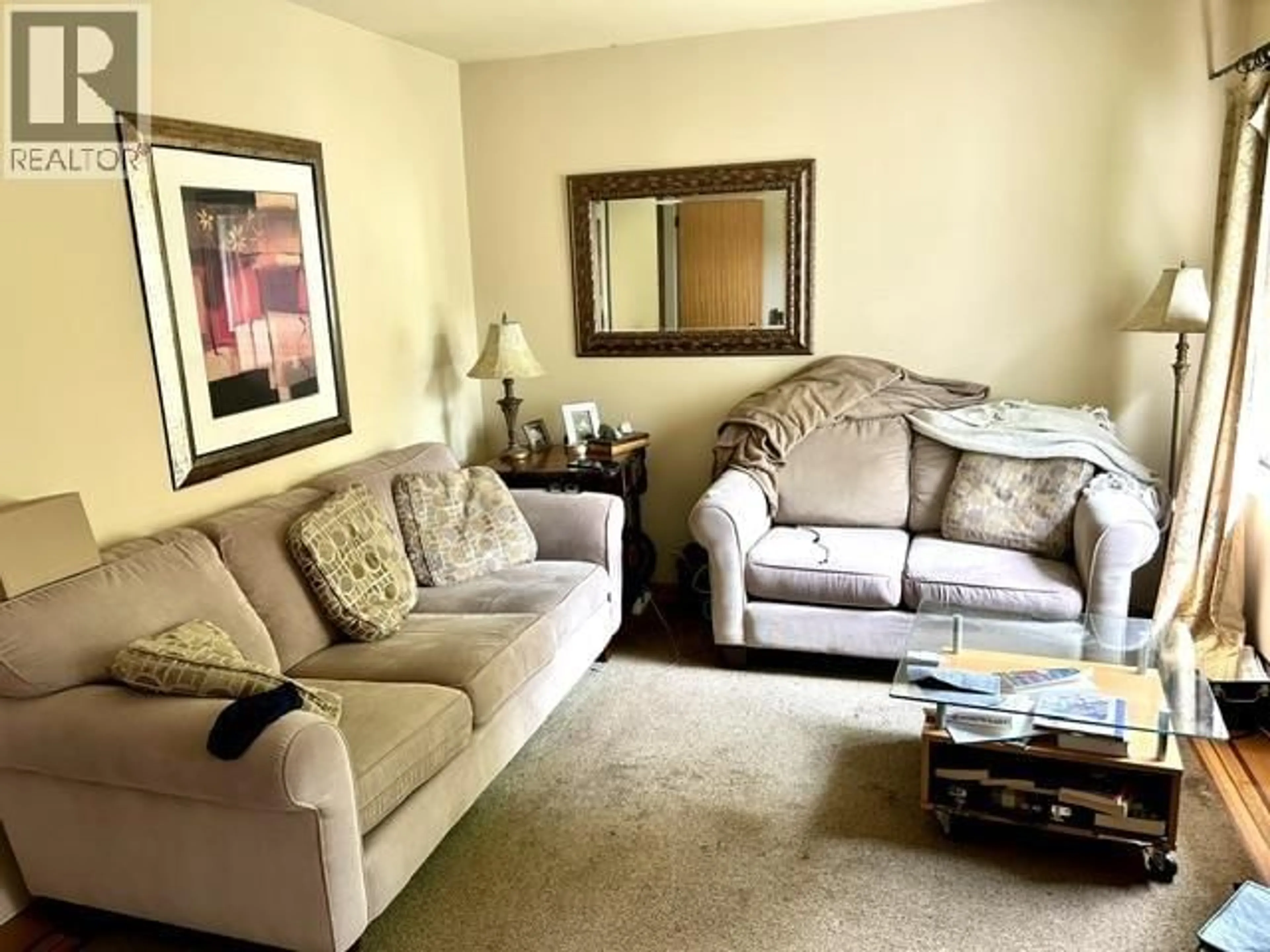 Living room with furniture, carpet floor for 5925 CHESTER STREET, Vancouver British Columbia V5W3B7