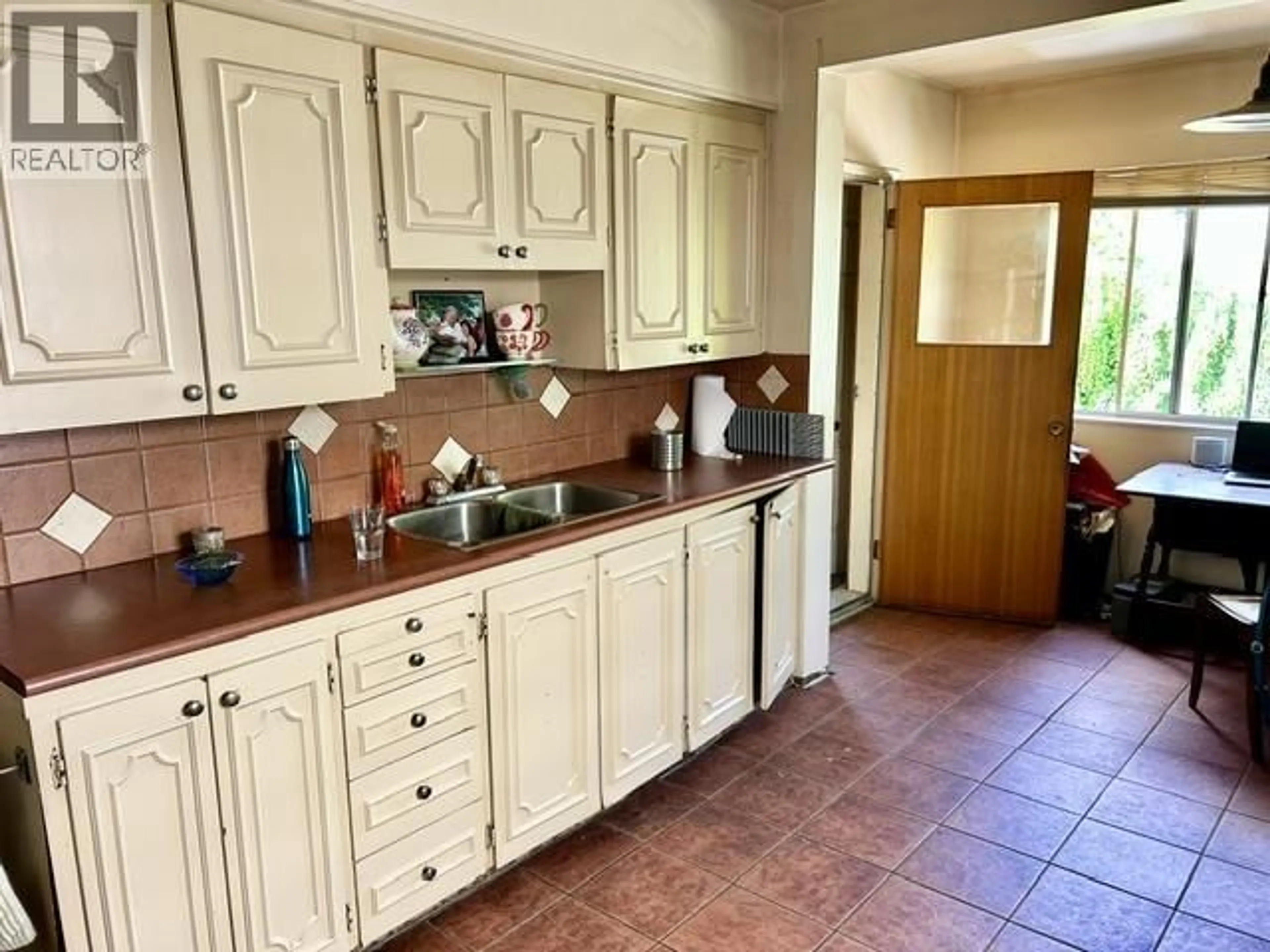 Standard kitchen, ceramic/tile floor for 5925 CHESTER STREET, Vancouver British Columbia V5W3B7