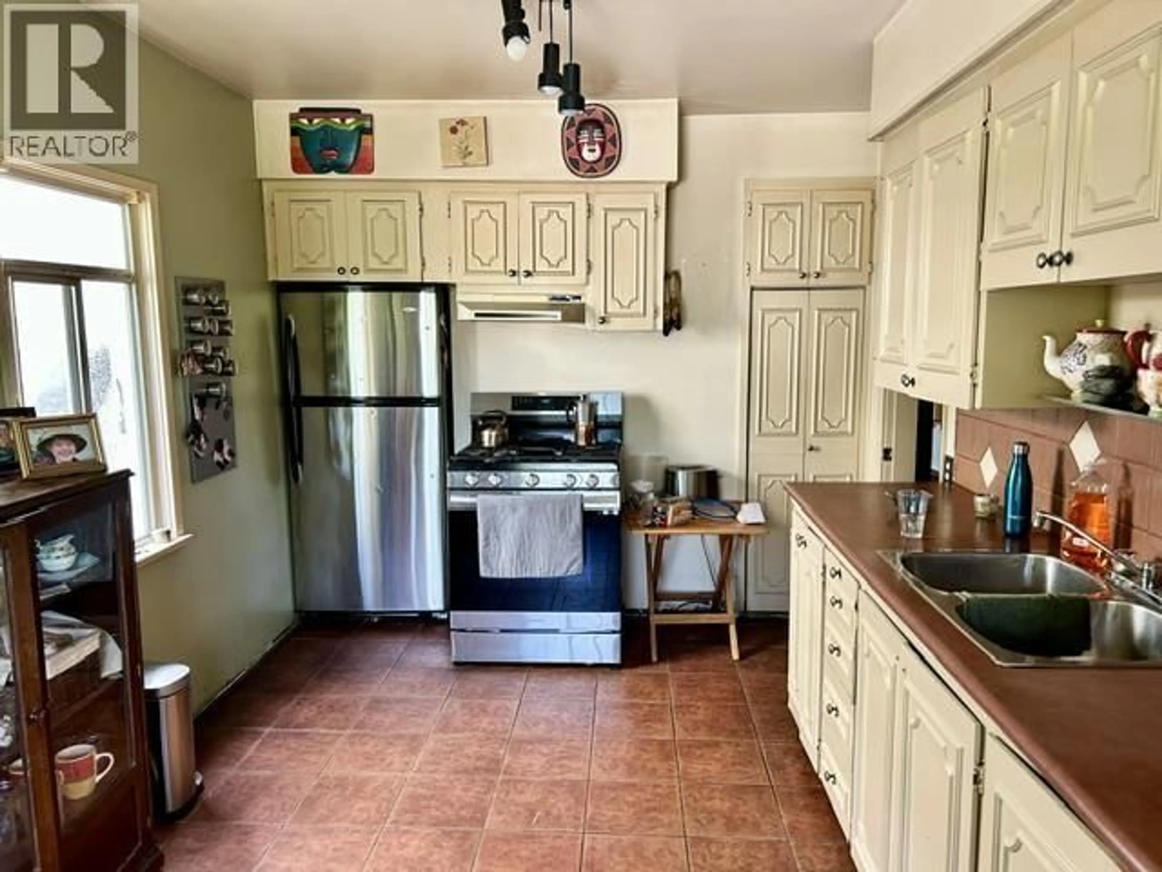 Standard kitchen, ceramic/tile floor for 5925 CHESTER STREET, Vancouver British Columbia V5W3B7