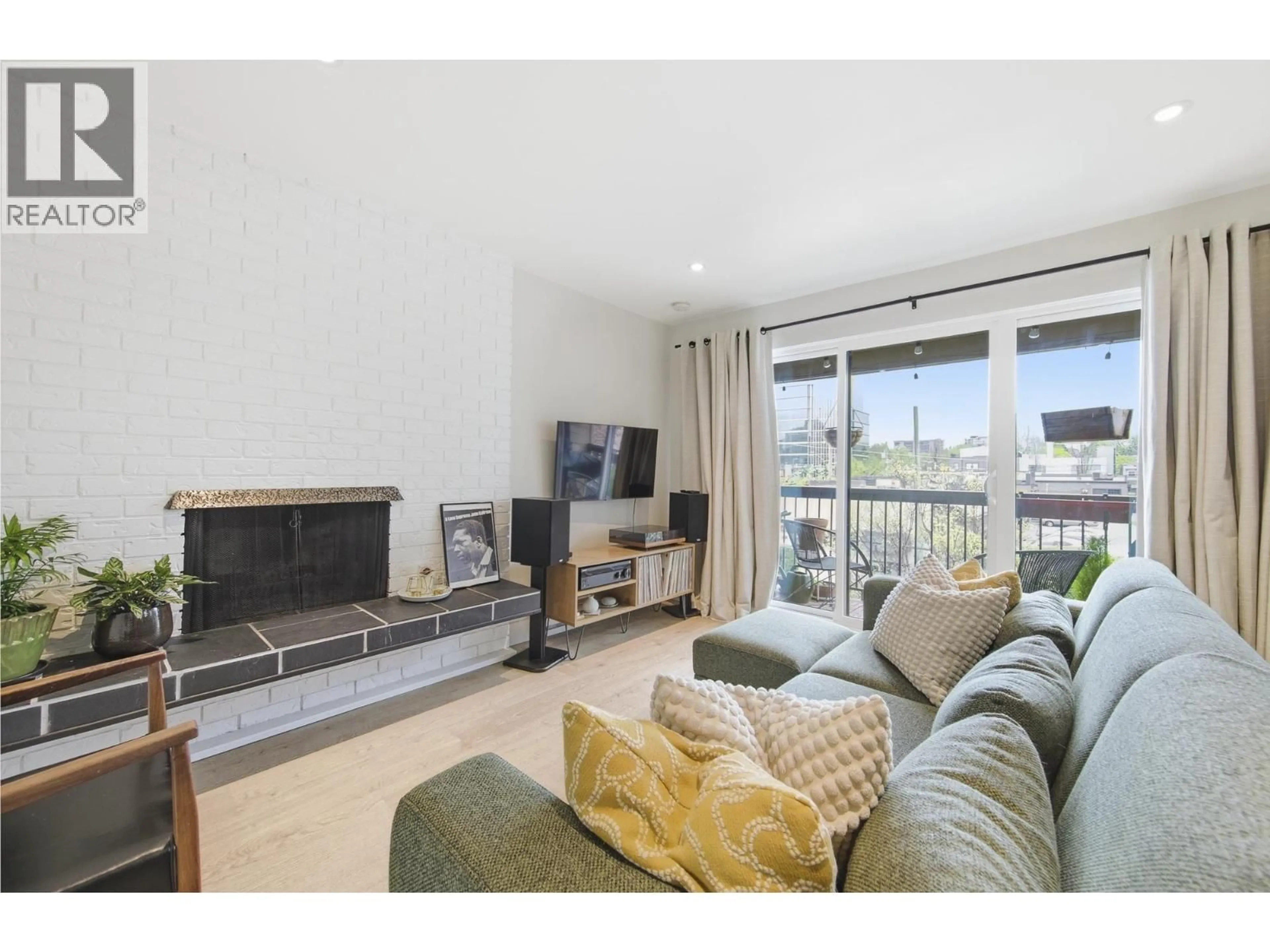 Living room with furniture, unknown for 304 - 1825 8TH AVENUE, Vancouver British Columbia V6J1V9