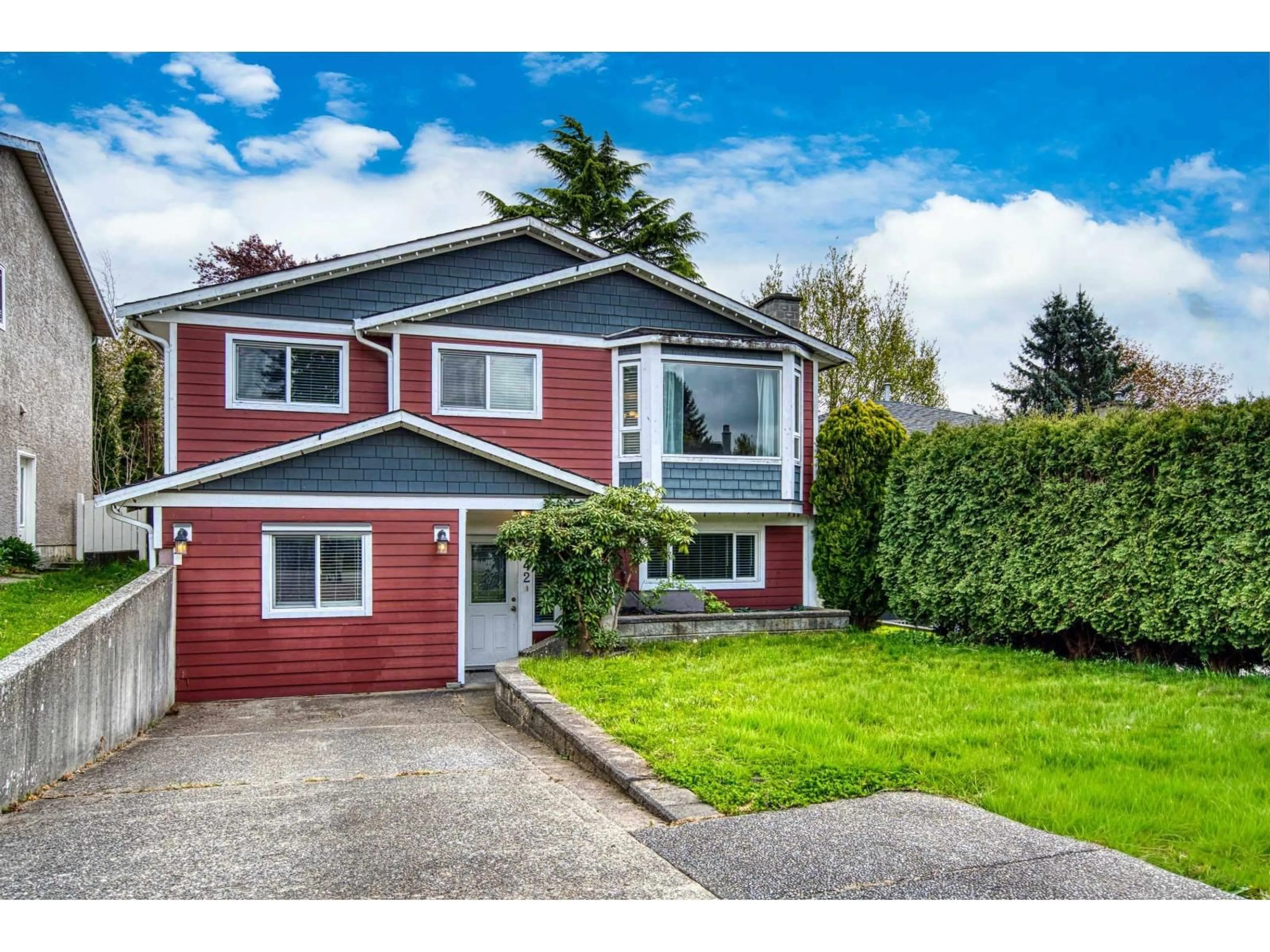 Home with vinyl exterior material, street for 2842 WOODLAND COURT, Langley British Columbia V2Y1G1