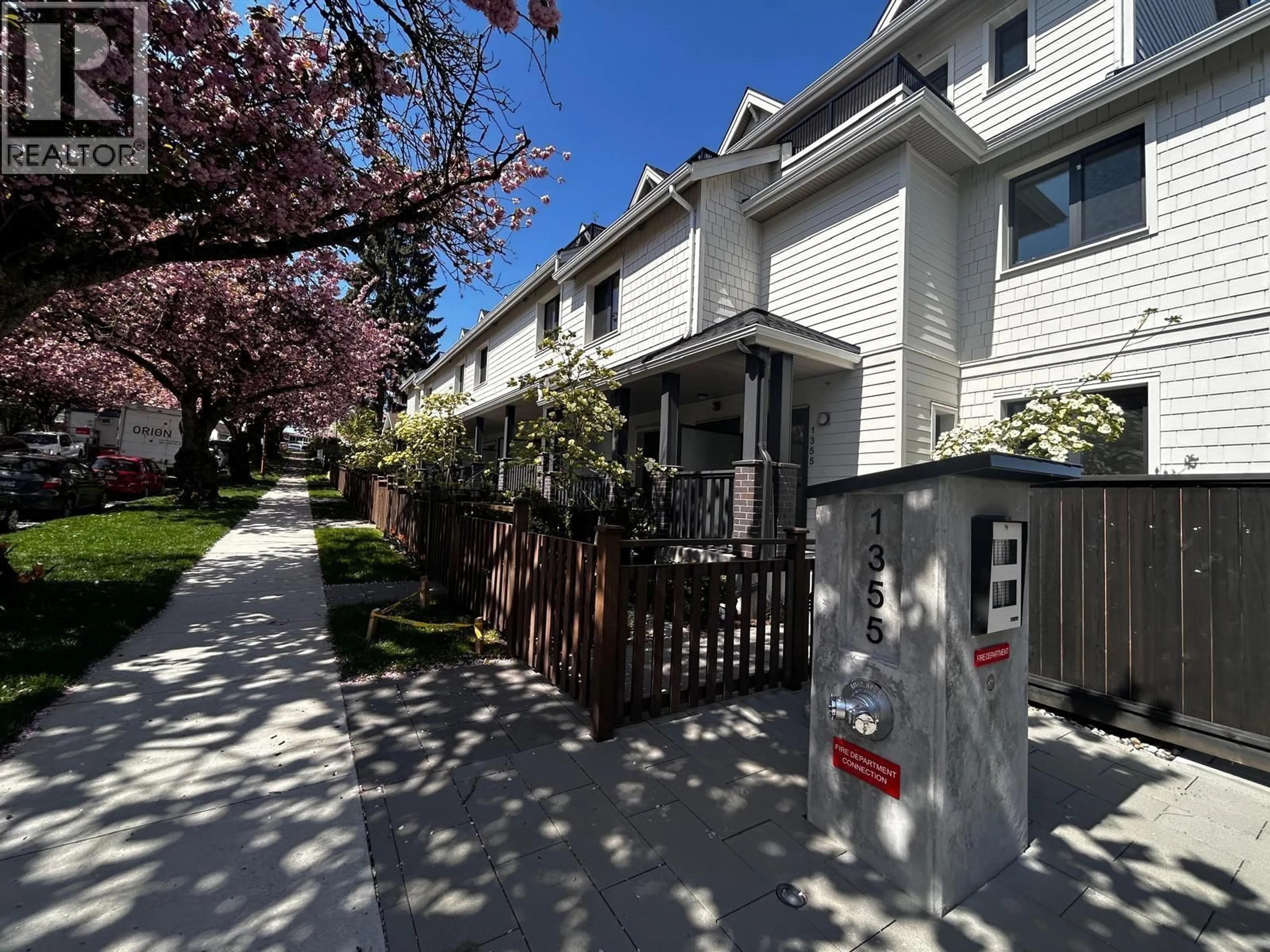 A pic from outside/outdoor area/front of a property/back of a property/a pic from drone, street for 1341 21ST AVENUE, Vancouver British Columbia V5V1T1