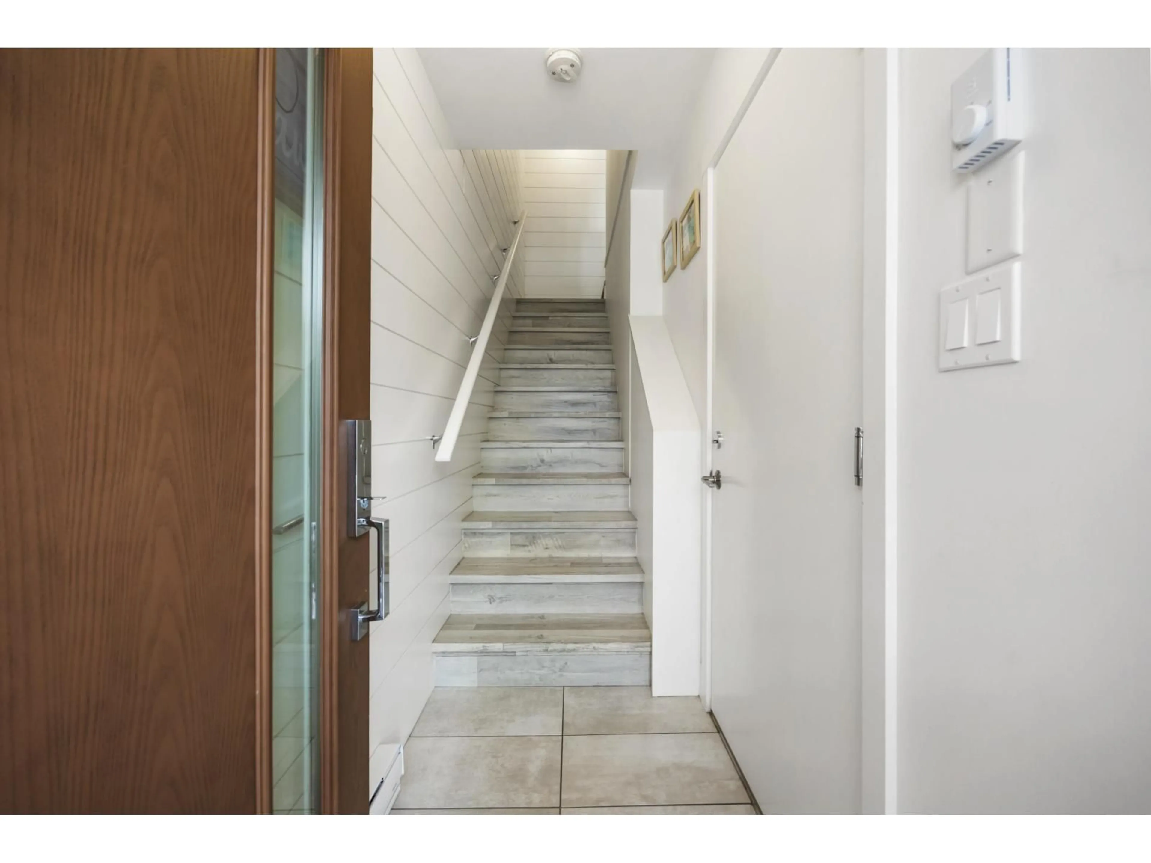 Indoor foyer for 12 - 20852 78B AVENUE, Langley British Columbia V2Y0X6