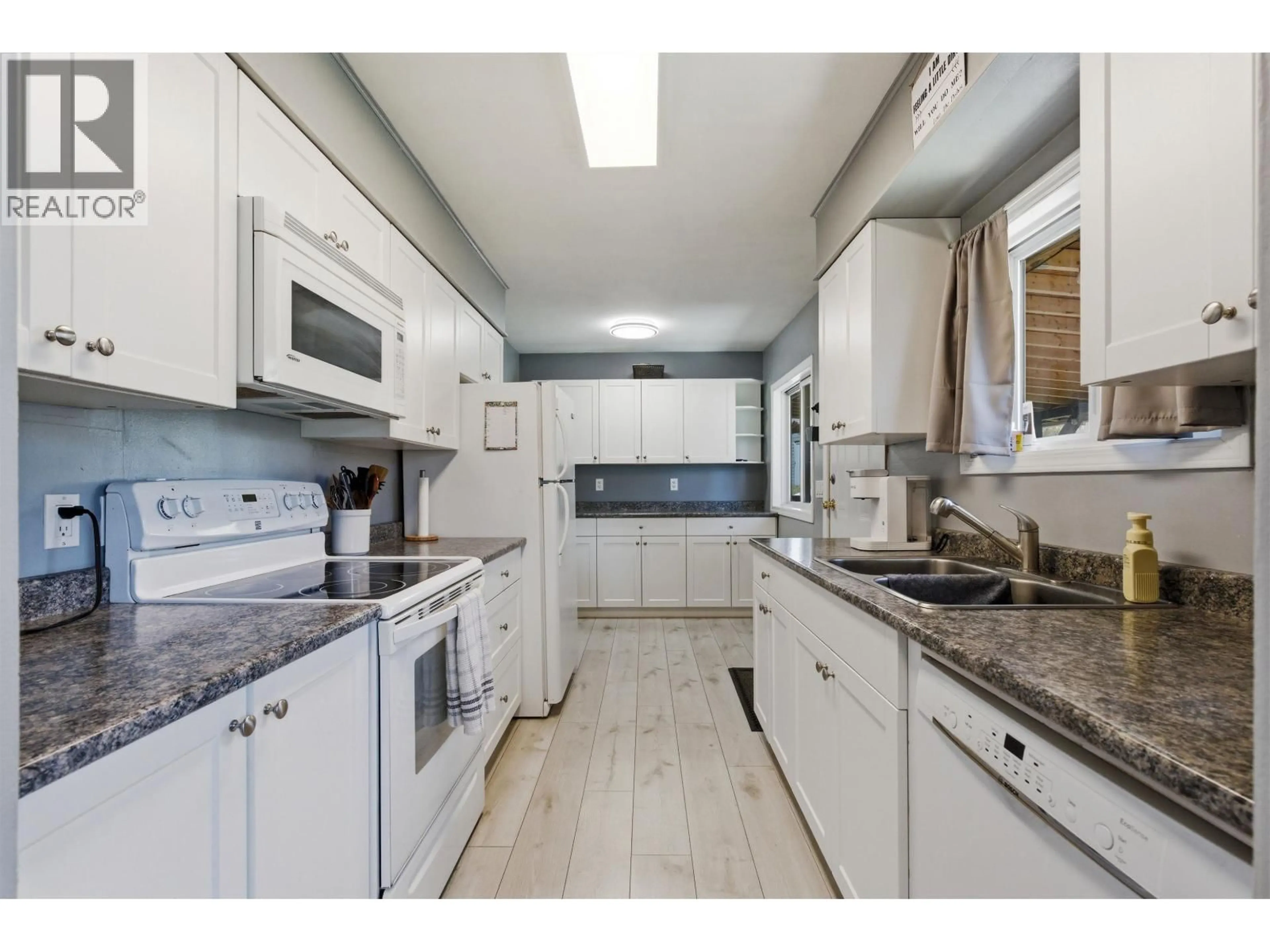Standard kitchen, unknown for 548 PINCHBECK STREET, Williams Lake British Columbia V2G1E7