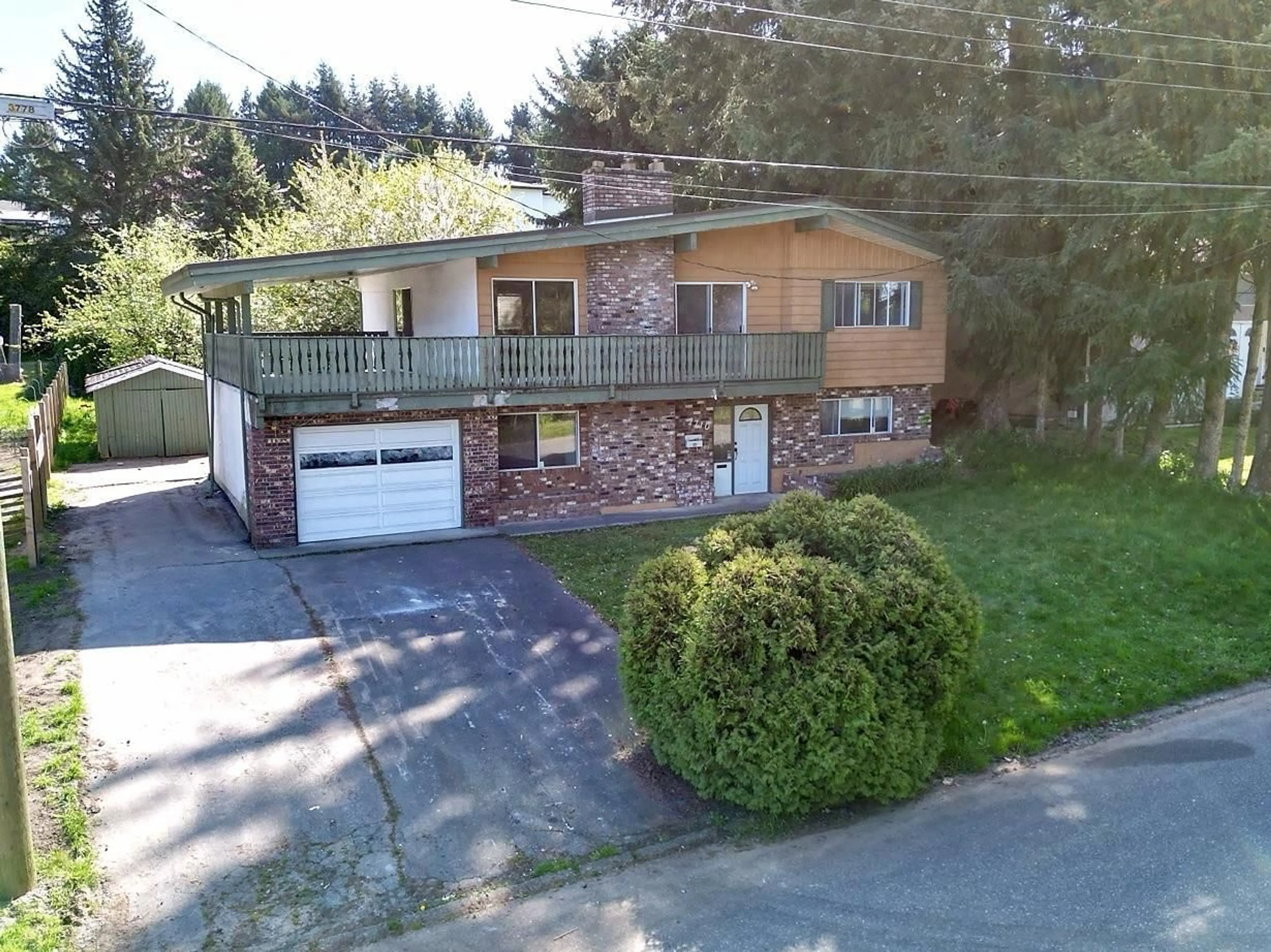 A pic from outside/outdoor area/front of a property/back of a property/a pic from drone, street for 2710 MOORLAND STREET, Abbotsford British Columbia V2T3V3