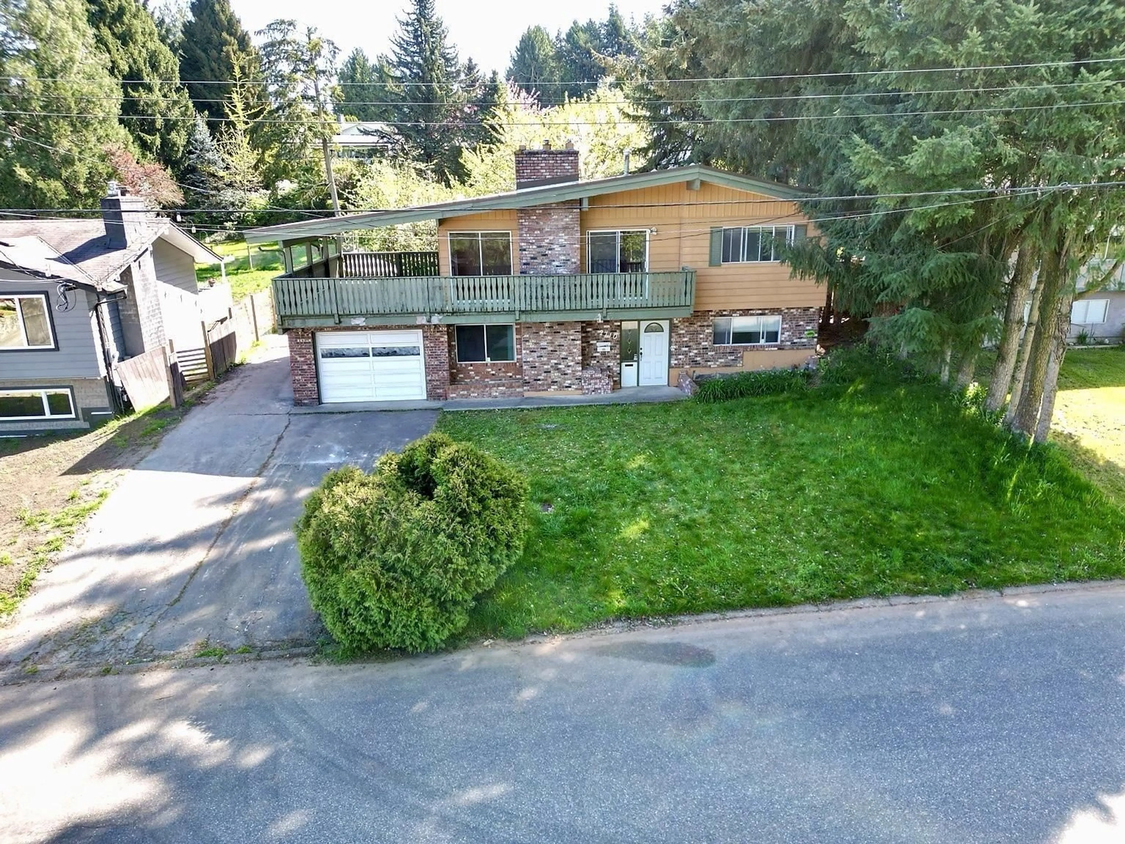A pic from outside/outdoor area/front of a property/back of a property/a pic from drone, street for 2710 MOORLAND STREET, Abbotsford British Columbia V2T3V3