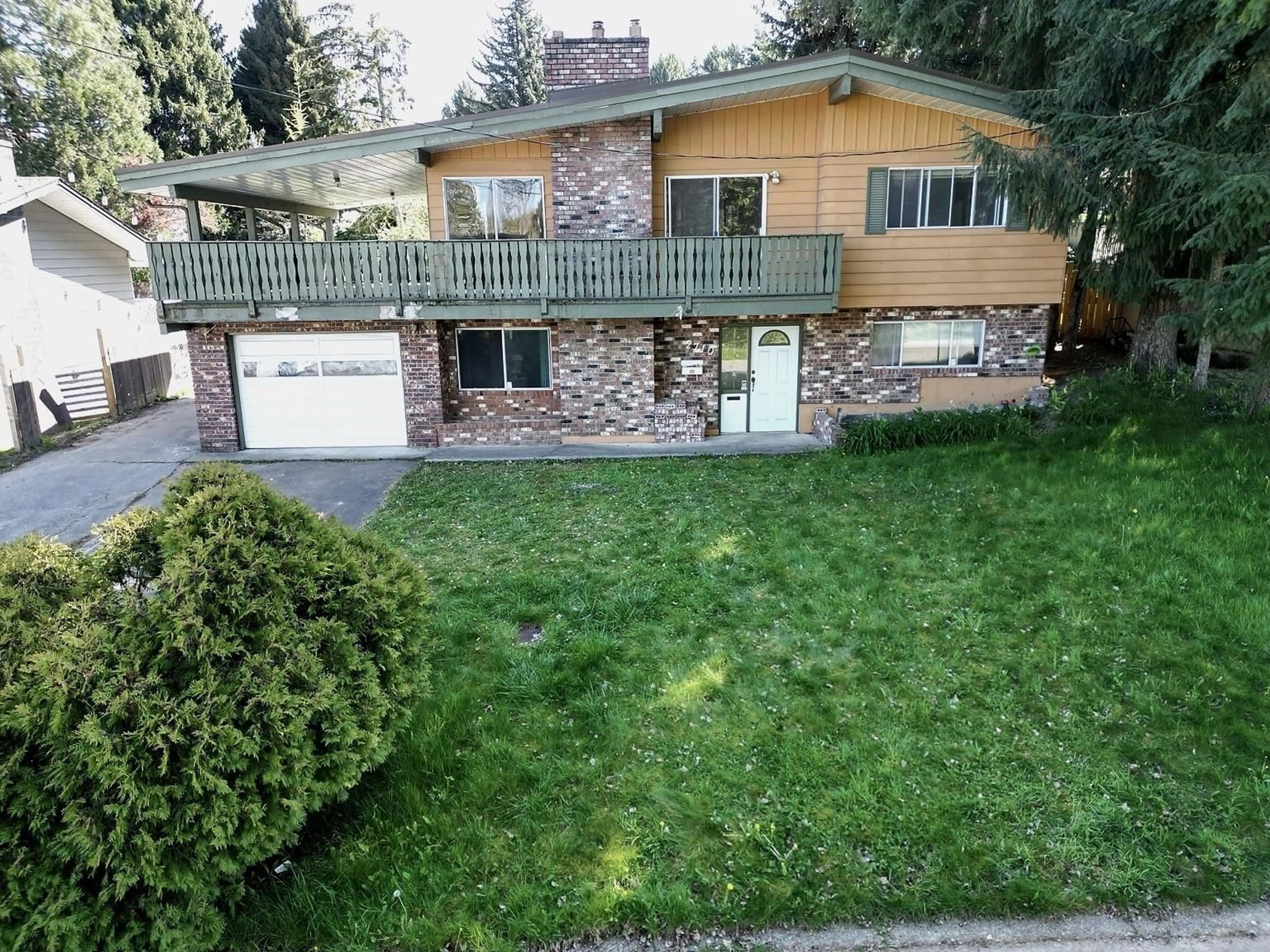 A pic from outside/outdoor area/front of a property/back of a property/a pic from drone, street for 2710 MOORLAND STREET, Abbotsford British Columbia V2T3V3
