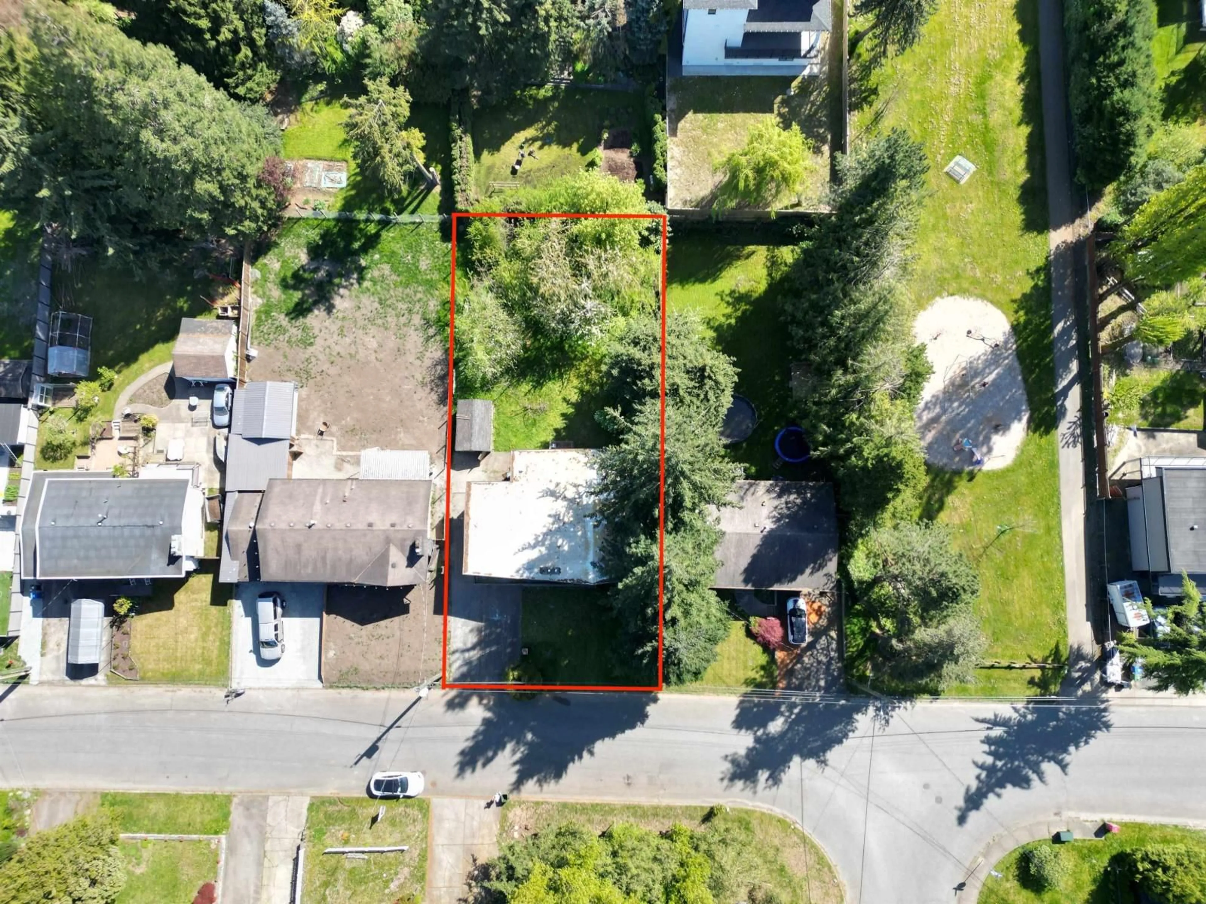 A pic from outside/outdoor area/front of a property/back of a property/a pic from drone, street for 2710 MOORLAND STREET, Abbotsford British Columbia V2T3V3