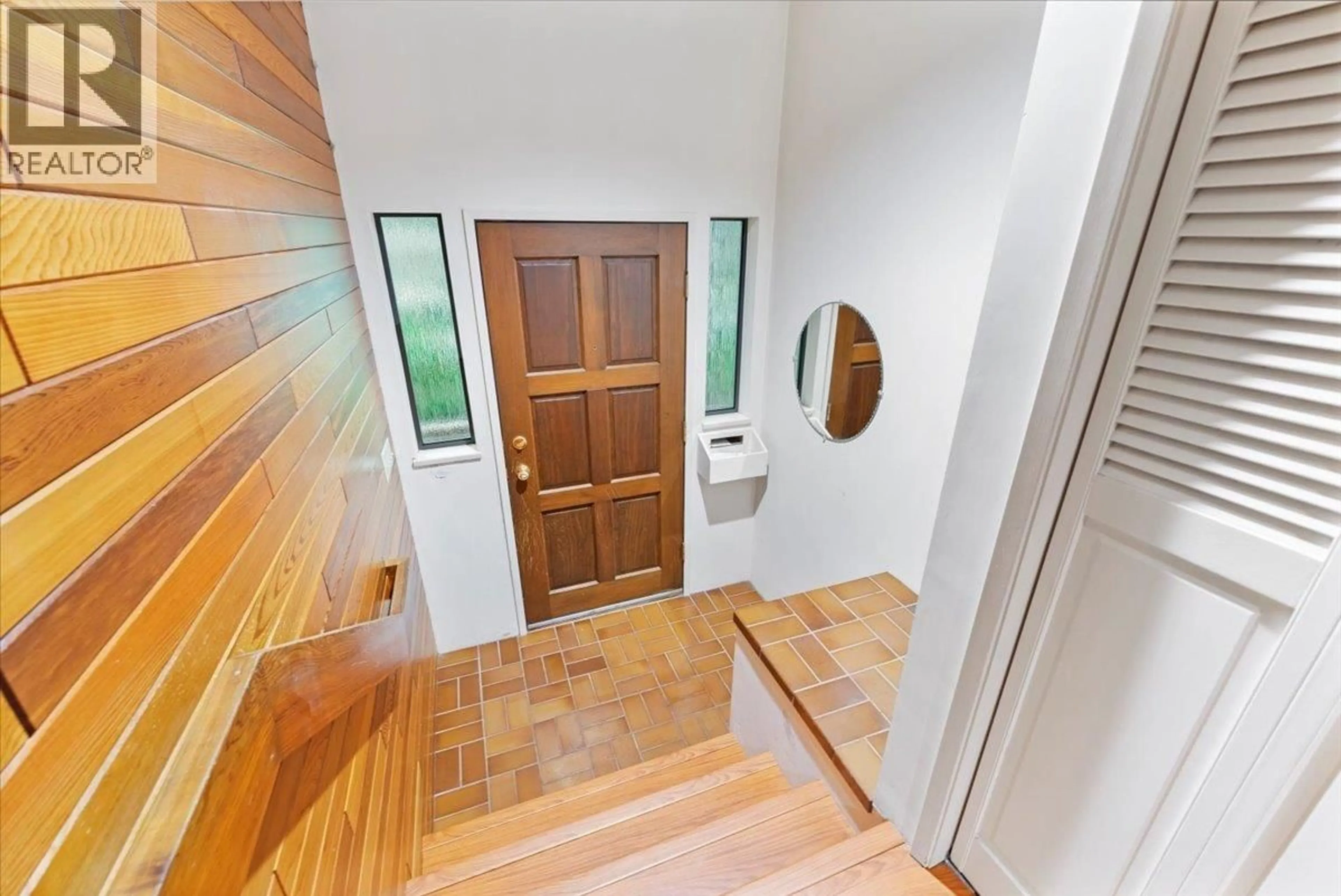 Indoor entryway for 1064 RUTHINA AVENUE, North Vancouver British Columbia V7R2E6