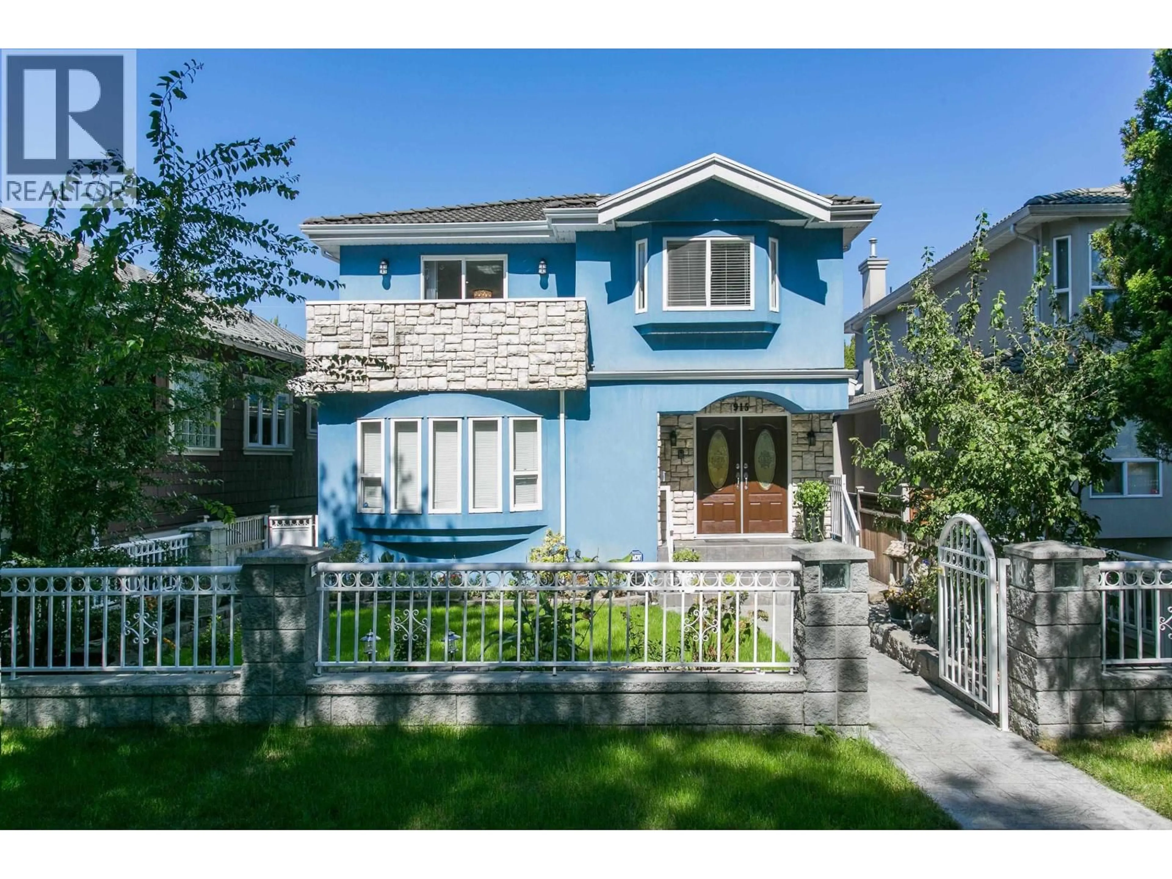 Home with vinyl exterior material, street for 915 23RD AVENUE, Vancouver British Columbia V5V1Y6