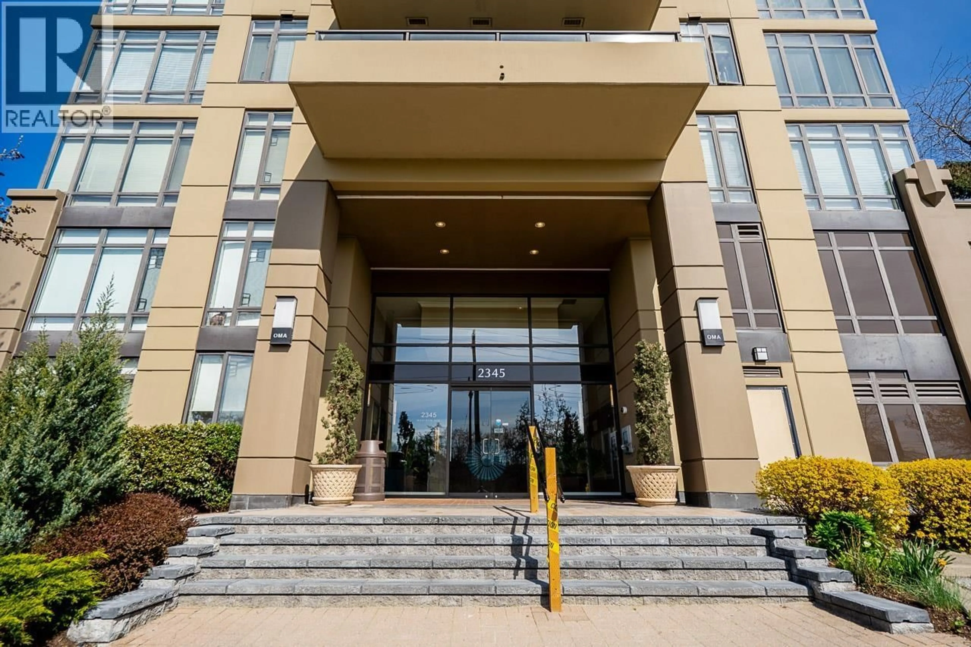 Indoor foyer for 905 - 2345 MADISON AVENUE, Burnaby British Columbia V5C0B4