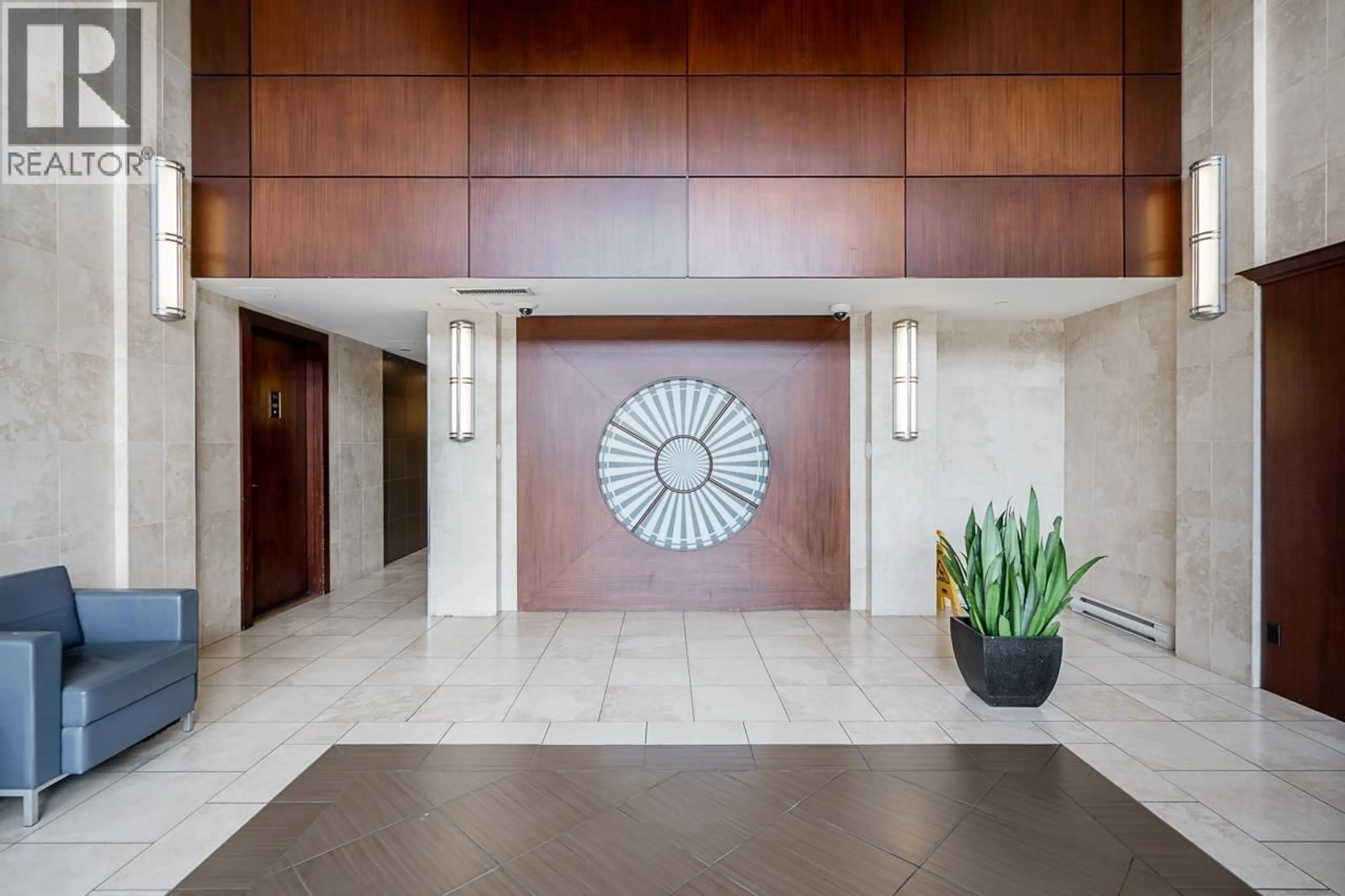 Indoor foyer for 905 - 2345 MADISON AVENUE, Burnaby British Columbia V5C0B4