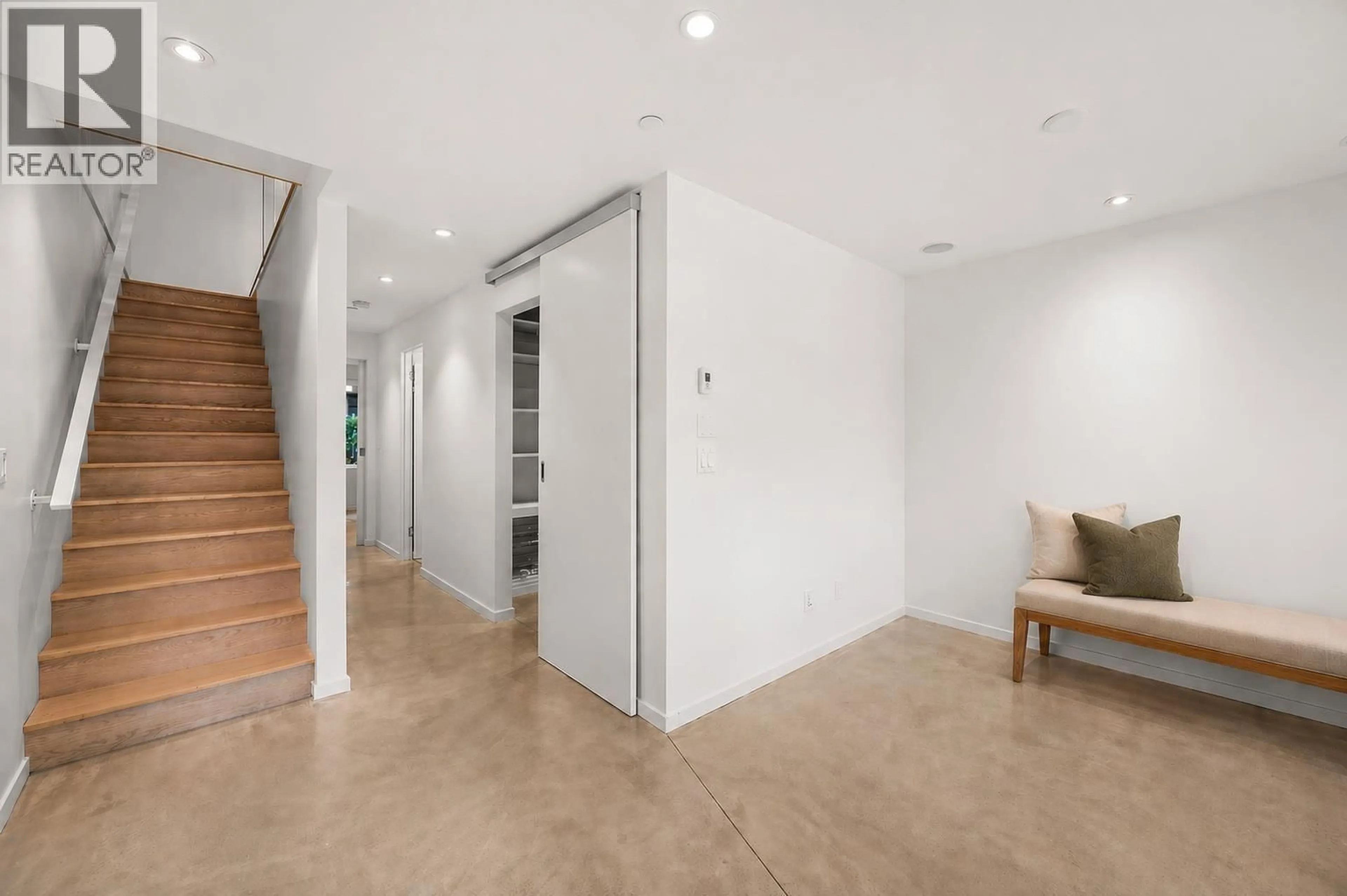 Indoor foyer for 1889 2ND AVENUE, Vancouver British Columbia V6J1J1