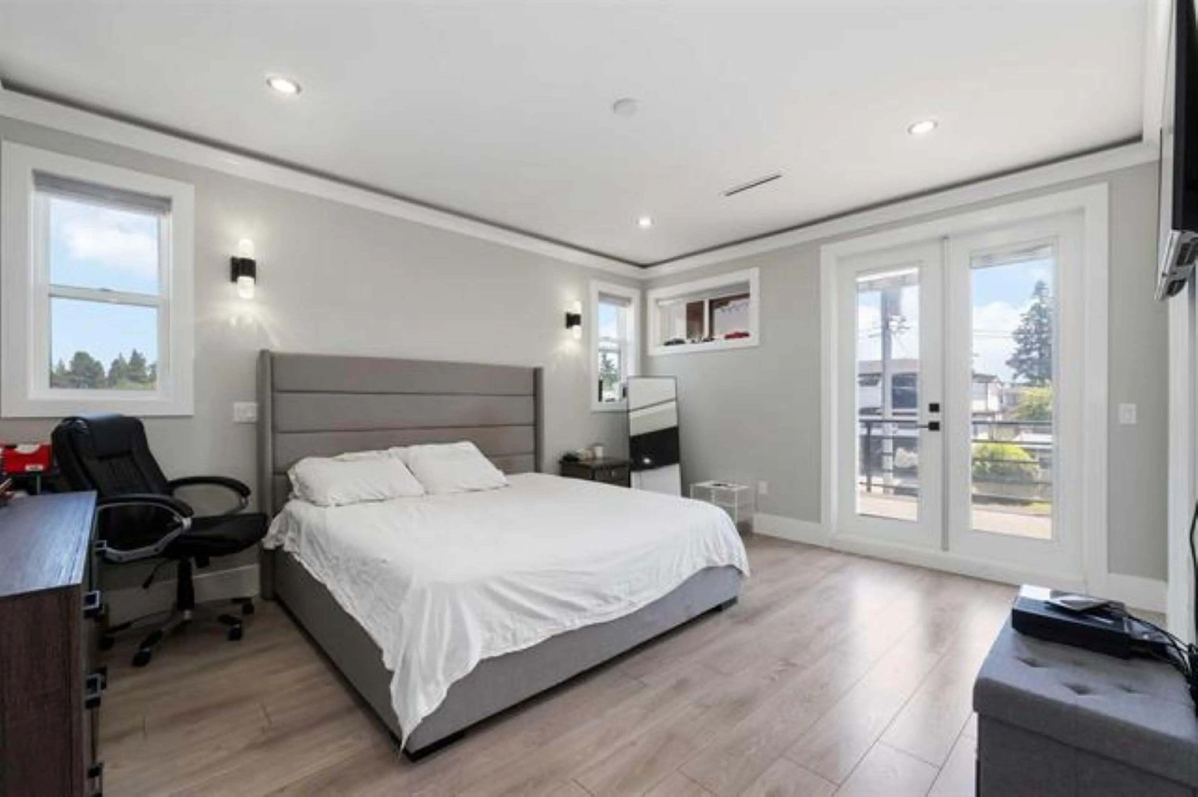 Bedroom with bed, wood/laminate floor for 32235 PINEVIEW AVENUE, Abbotsford British Columbia V2T1R2