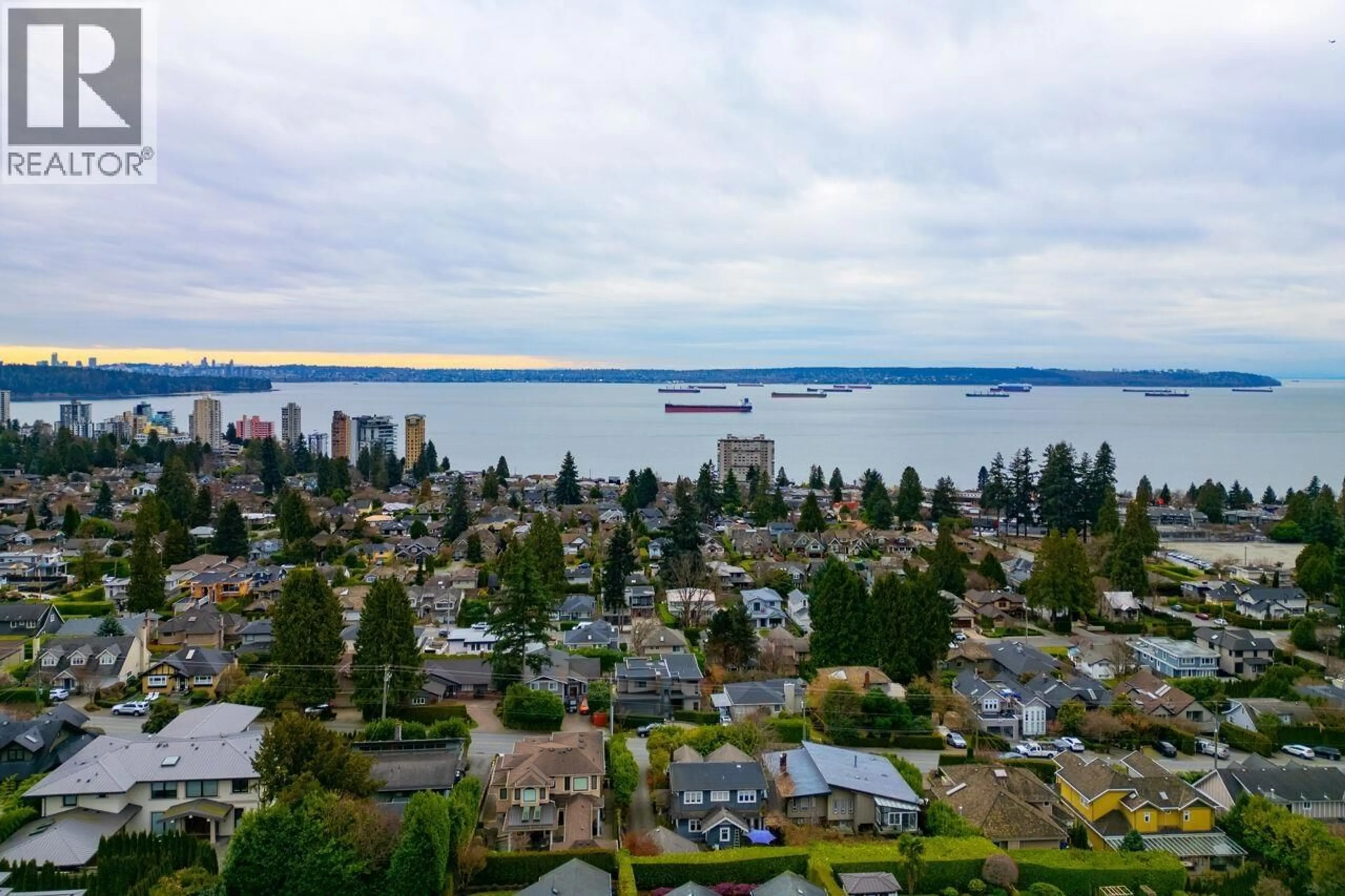 A pic from outside/outdoor area/front of a property/back of a property/a pic from drone, water/lake/river/ocean view for 2338 OTTAWA AVENUE, West Vancouver British Columbia V7V2S9