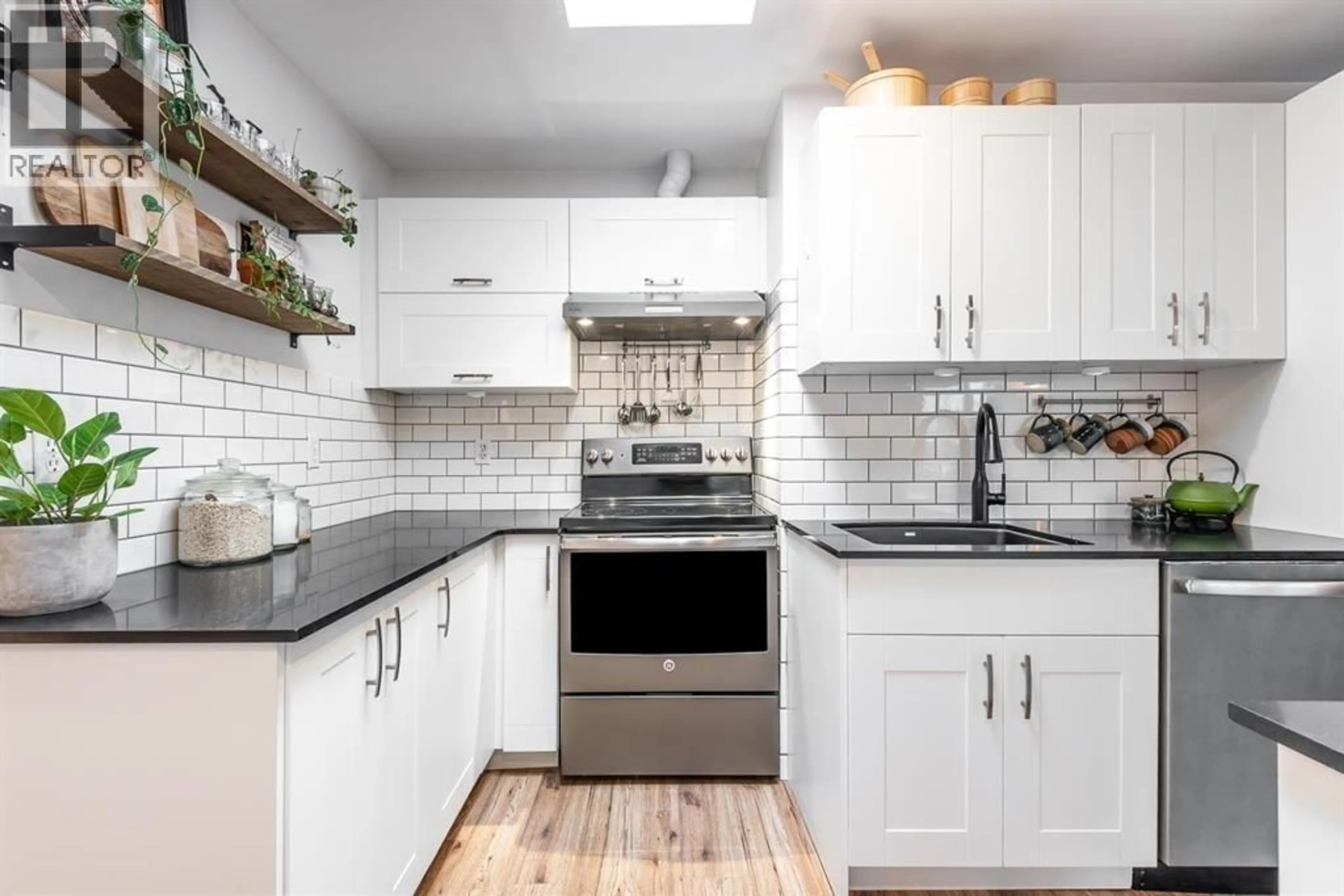 Contemporary kitchen, ceramic/tile floor for C311 - 40140 WILLOW CRESCENT, Squamish British Columbia V8B0M1