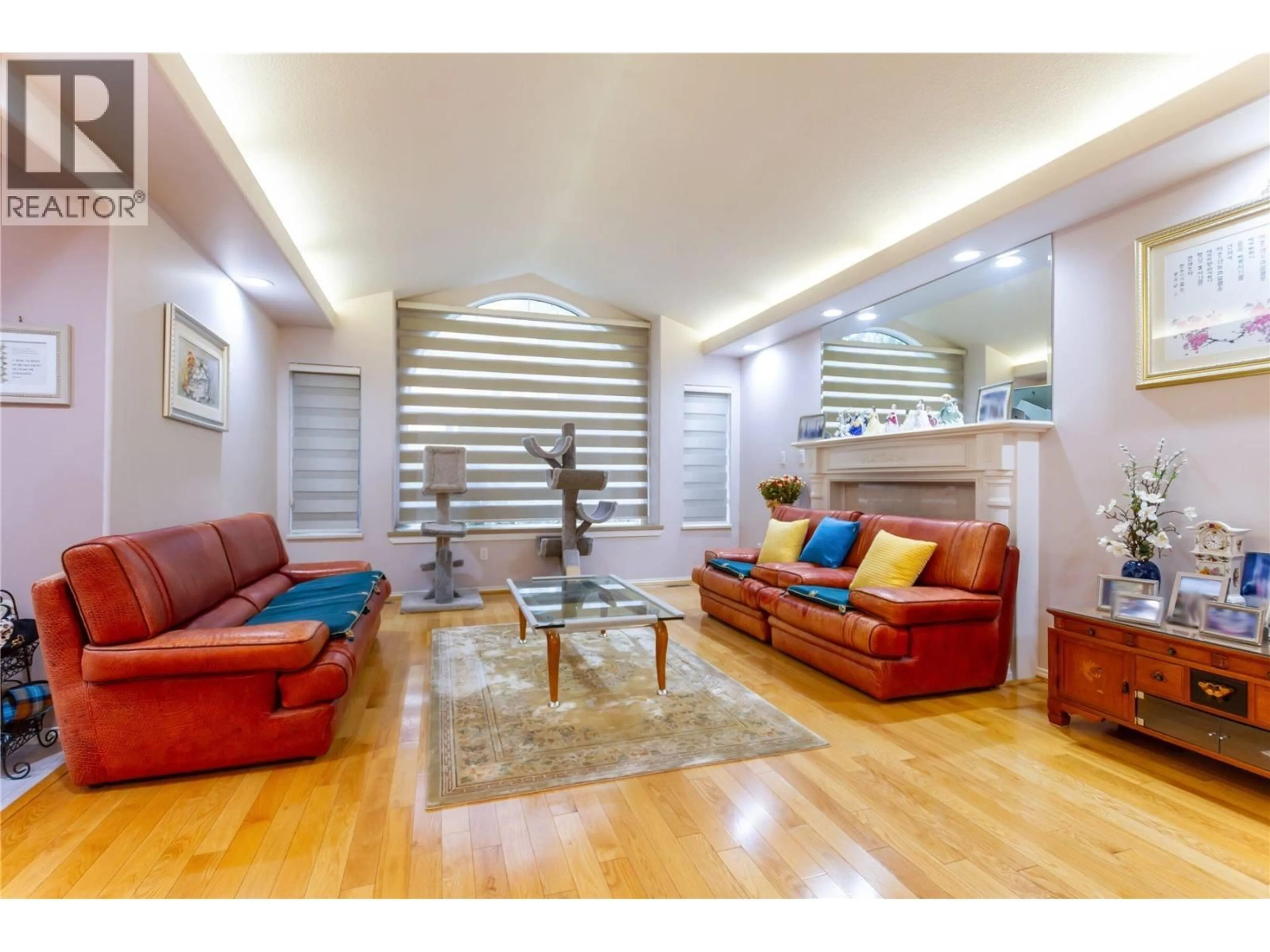 Living room with furniture, wood/laminate floor for 9149 BRIAR ROAD, Burnaby British Columbia V3N4X1