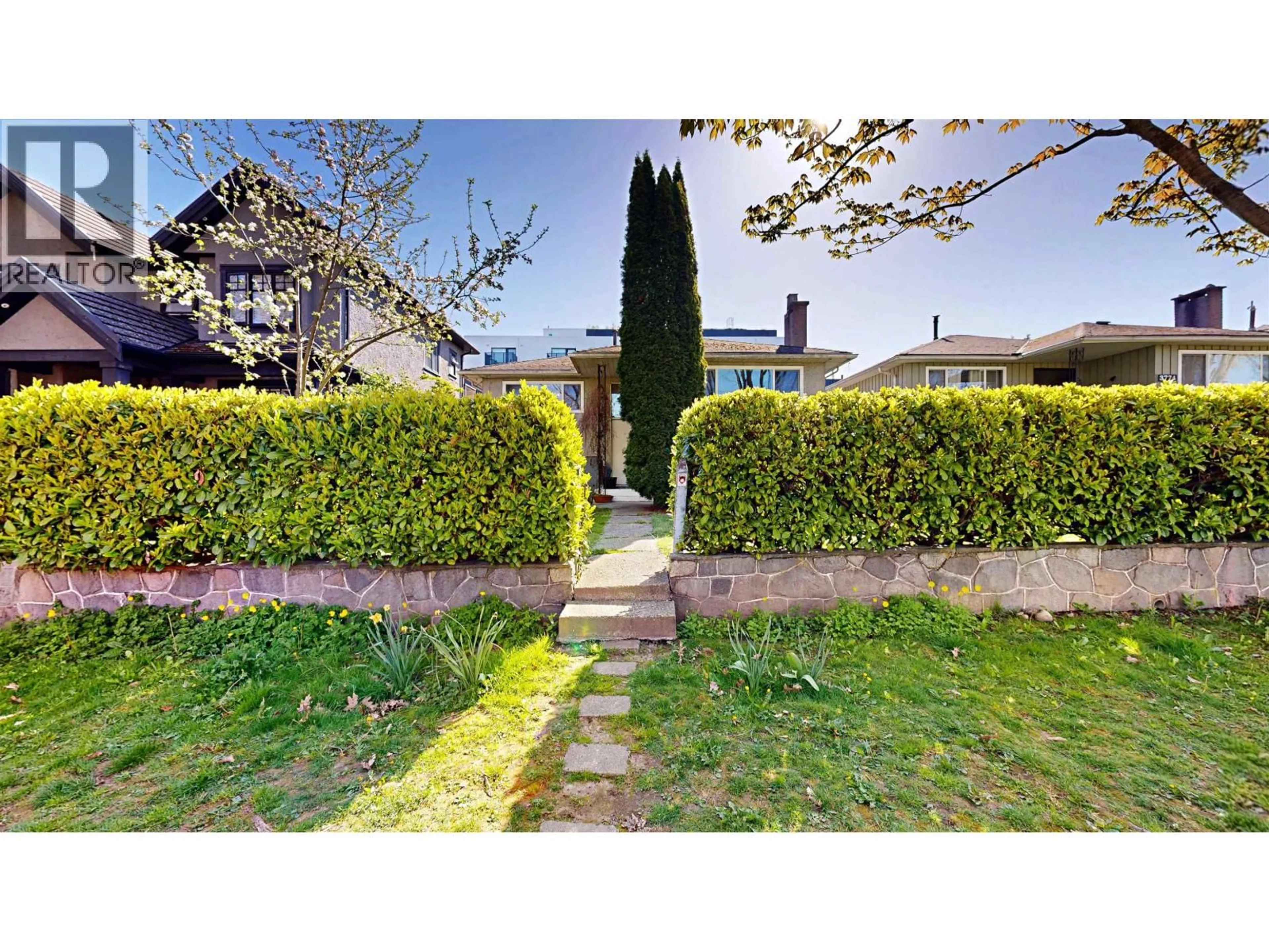 A pic from outside/outdoor area/front of a property/back of a property/a pic from drone, street for 3752 BEATRICE STREET, Vancouver British Columbia V5N4H5